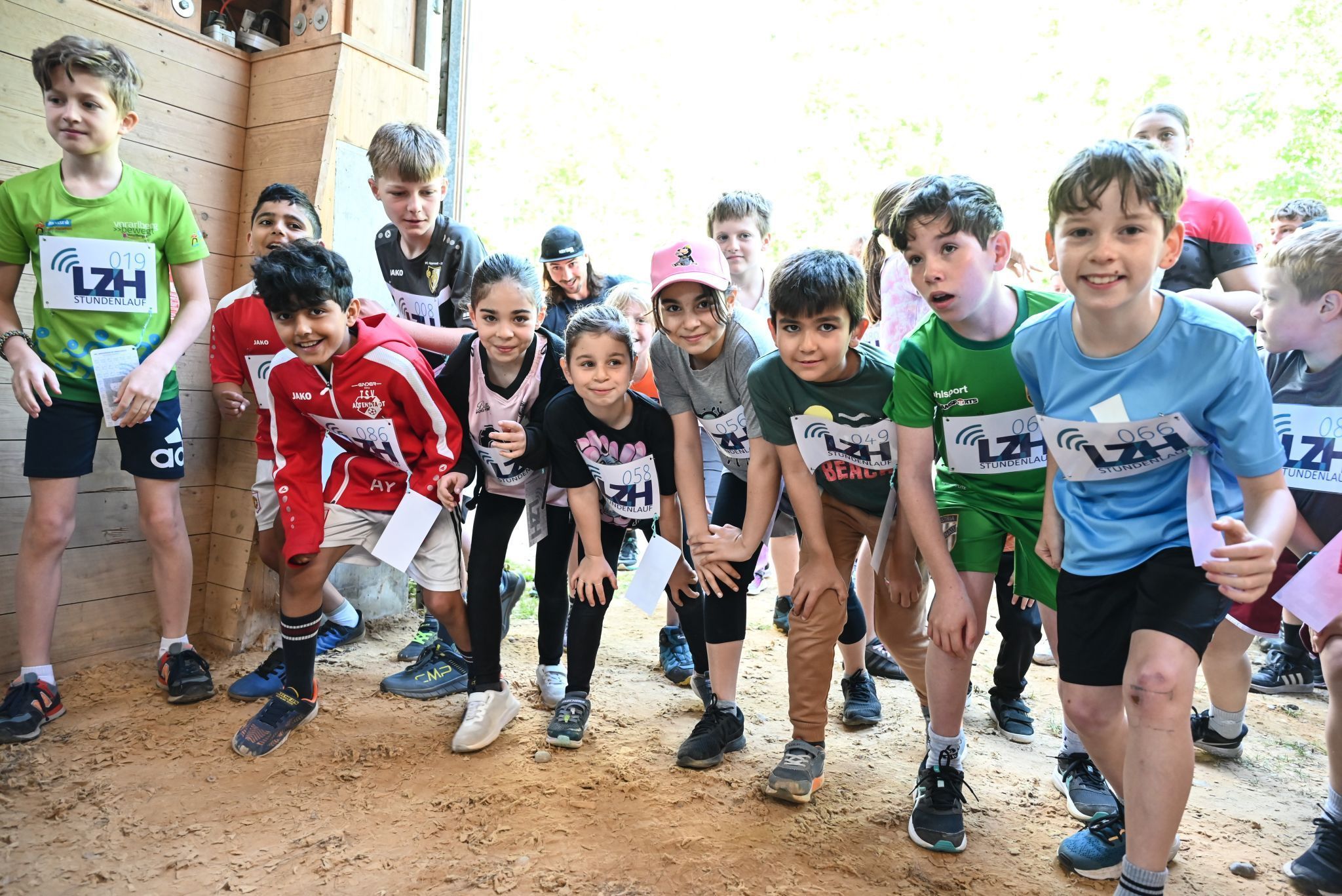Bereit für den LZH-Stundenlauf waren diese Kinder. Sie warteten gespannt, bis es losging.