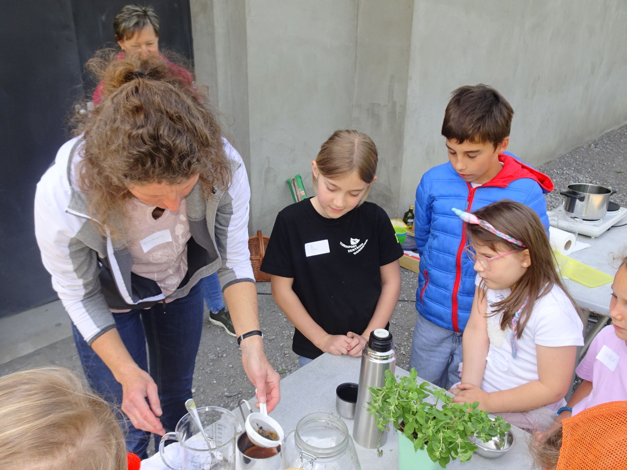 Im Kräutergarten der inatura wurde geschnuppert, gemischt und probiert.