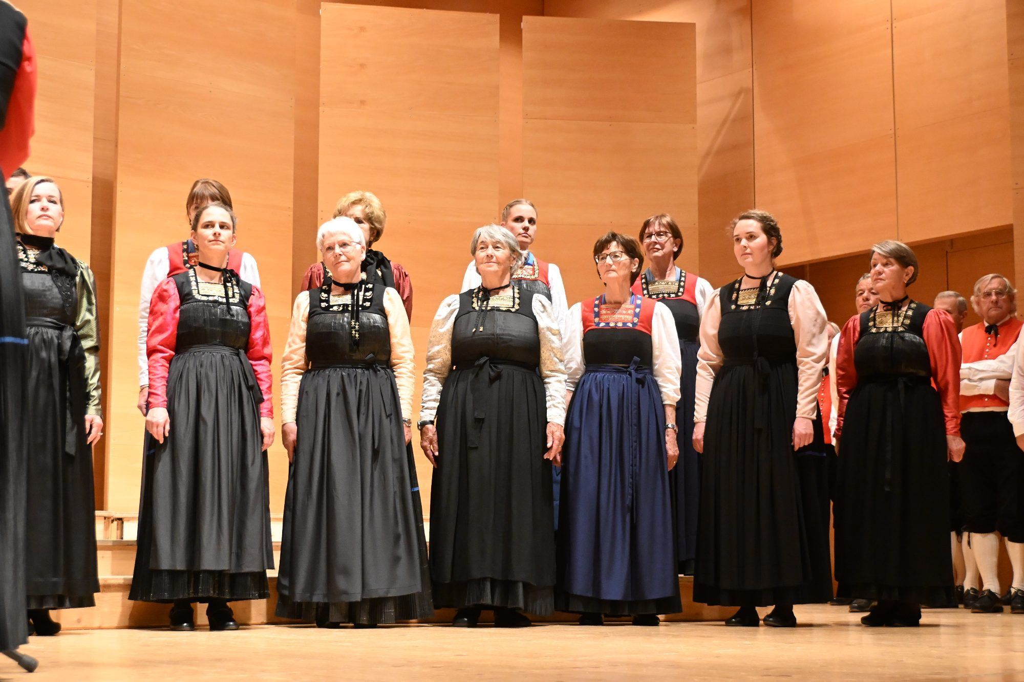 Alle Sängerinnen und Sängerinnen trugen im ersten Teil Tracht