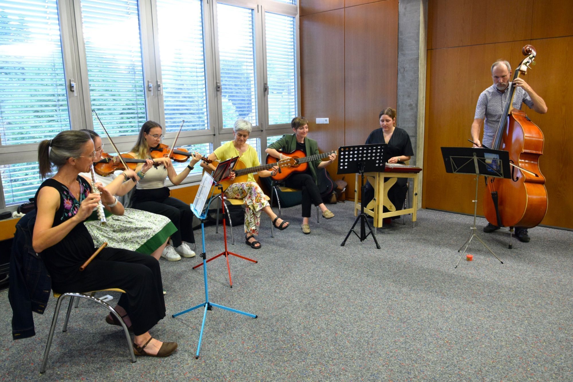 Margit Wurzer, Sarah Greiner, Annika Wurzer, Gertrud Kaufmann-Greiner, Simona Marinier, Adeline Marinier und Musikschuldirektor Thomas Greiner -