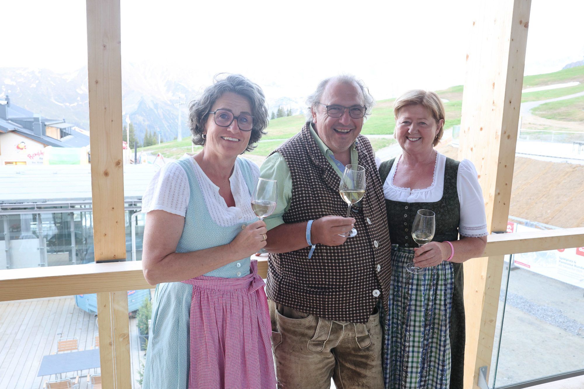 Christine Bauer, Charity-Winzer Anton Waldschütz und Gertrud Tschohl.