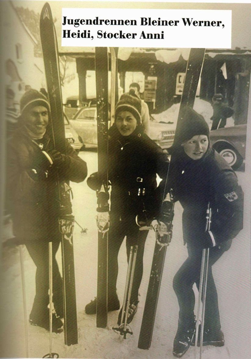 Werner Bleiner, Heidi Zimmermann und Anni Stocker mit den „langen Latten“ von anno dazumal.