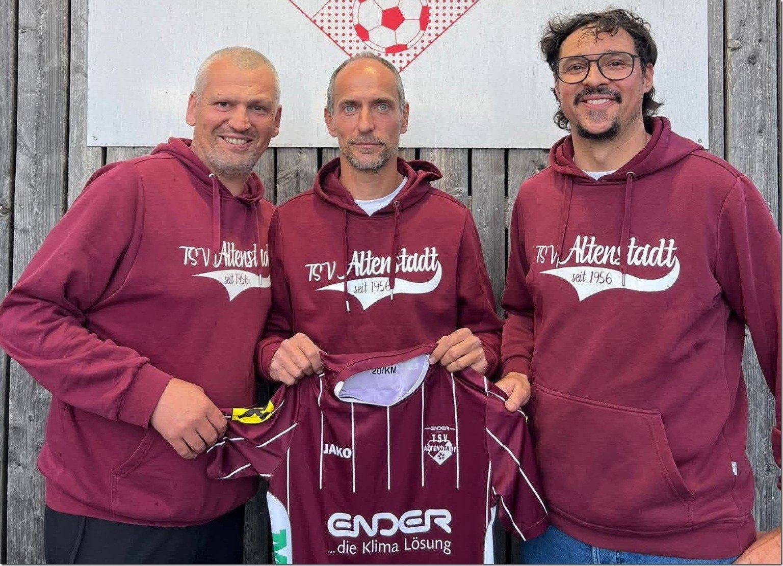Sportchef Cem Öksüz (l.) mit dem neuen Trainerduo Gabriel Cristea und Thomas Breuss.