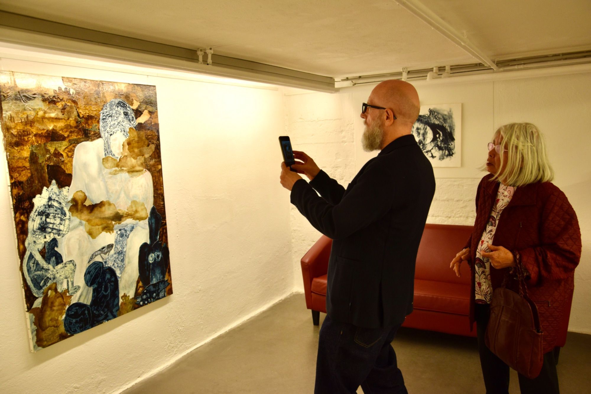 Kunstinteressierte besichtigen die Ausstellung mit Werken der Oberösterreicherin Eva Hörschläger in der MAP Kellergalerie in Schruns.