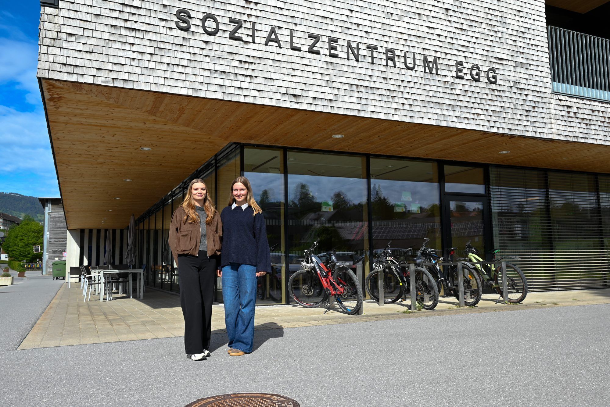Die beiden FH-Studentinnen Annabell und Nina halfen mit ihren Mitstudenten bei der Organisation des Kunstbräu Awards mit.