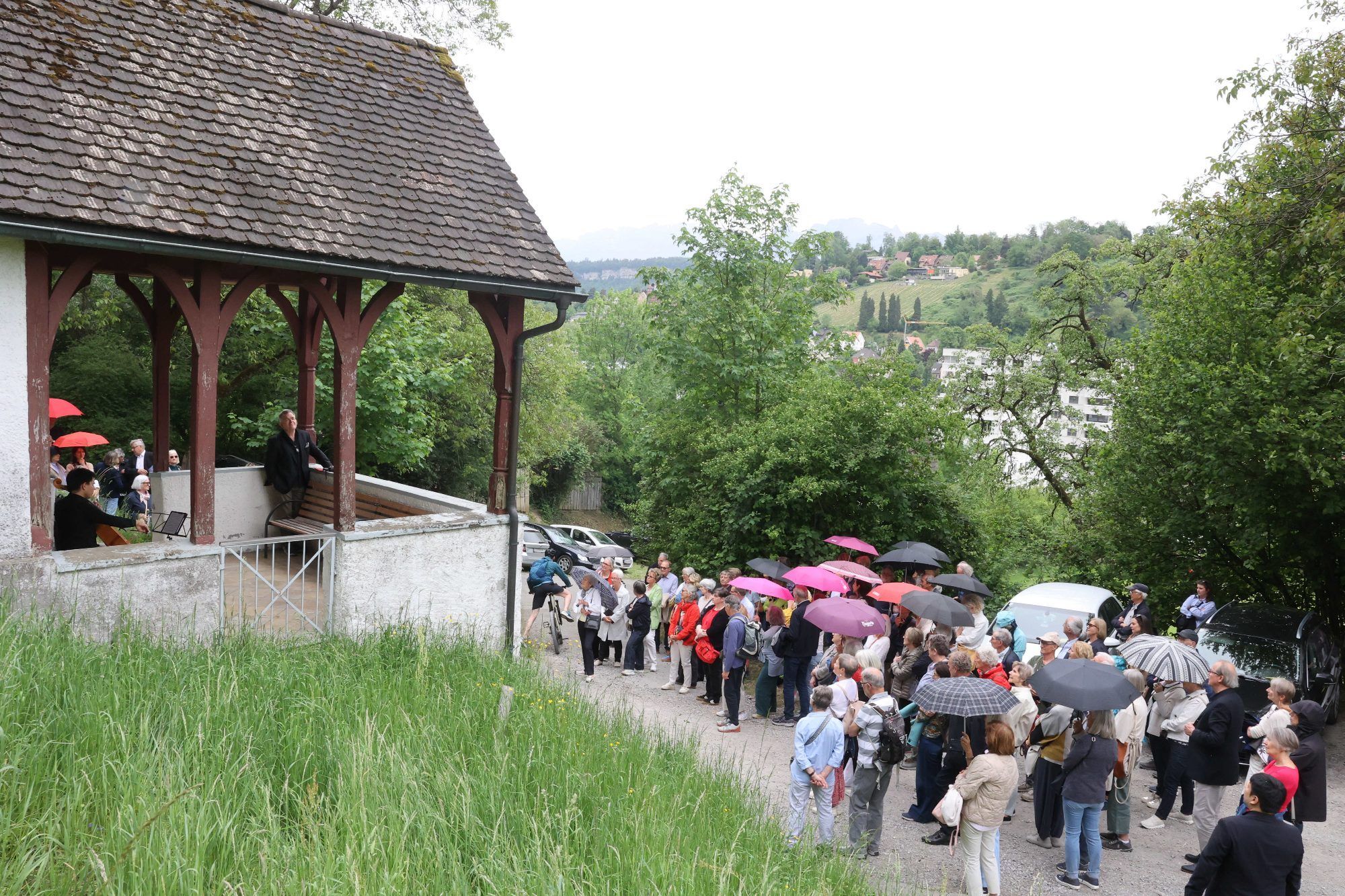 Teilweise mußten die TeilnehmerInnen im Regen gehen und ausharren.
