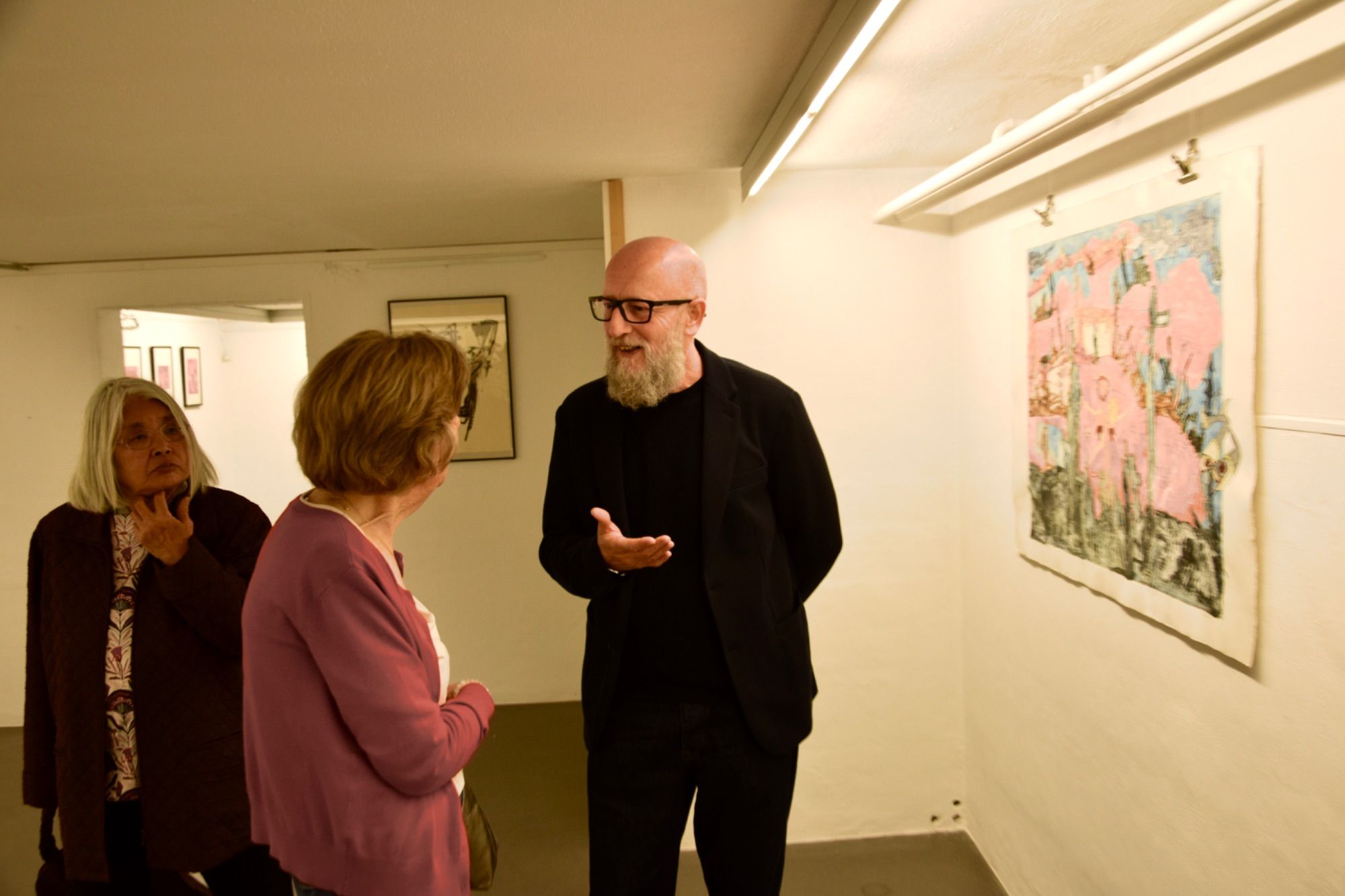 Kunstinteressierte besichtigen die Ausstellung mit Werken der Oberösterreicherin Eva Hörschläger in der MAP Kellergalerie in Schruns.
