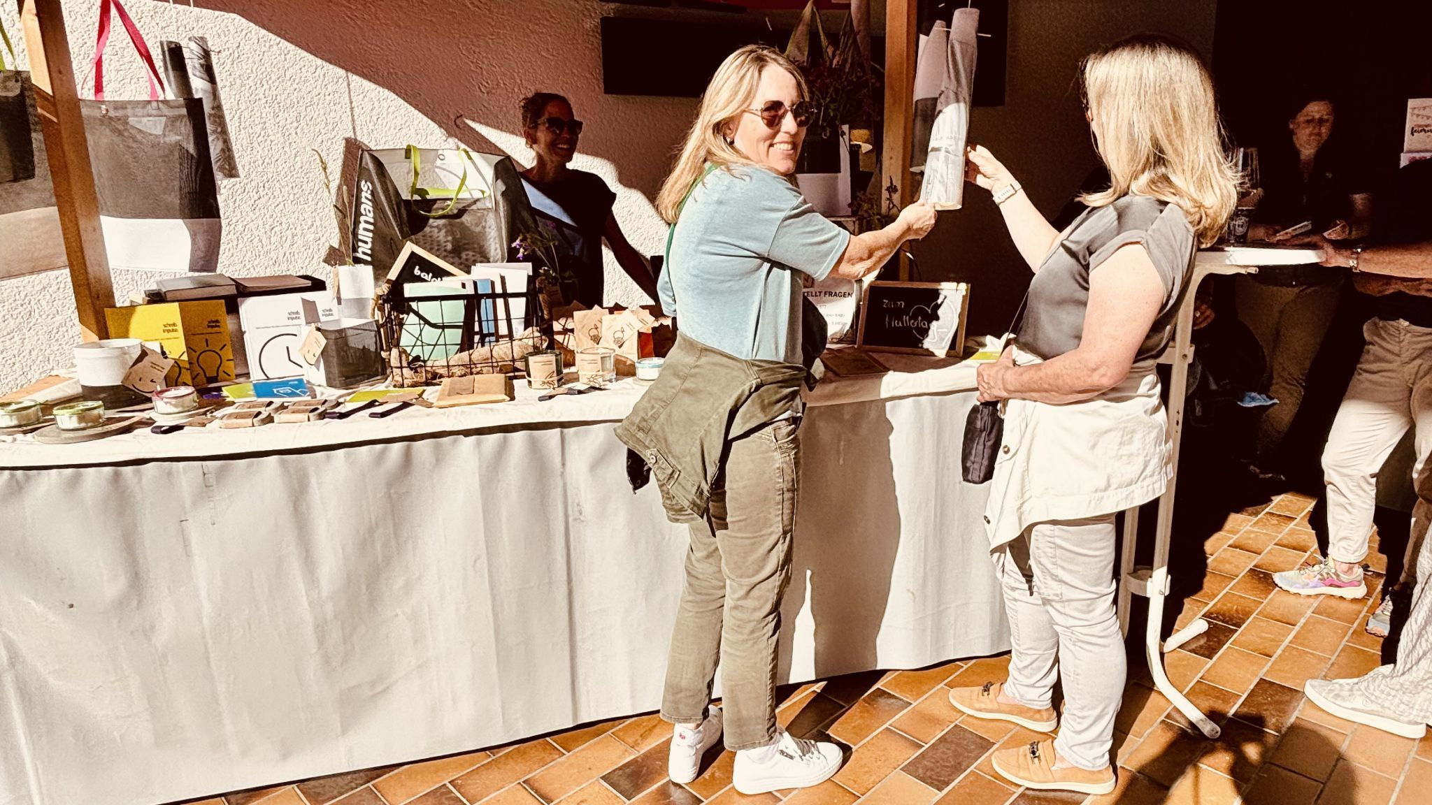 Besucherinnen bewundern die selbstgemachten Artikel von Nadine Neßler