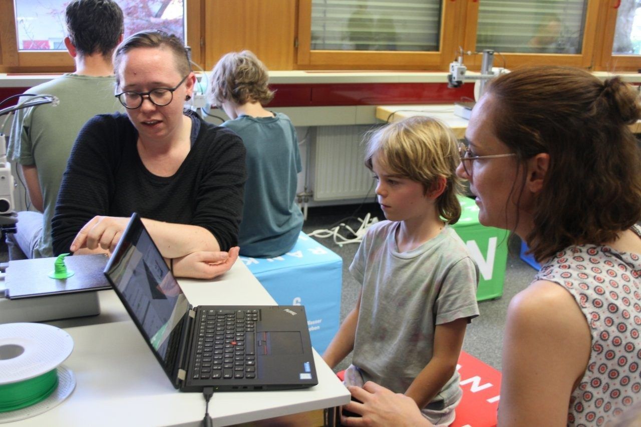 Die Pädagoginnen Leonie Dreher (r.) und Tamara Hammer mit Marcel im 3D-Kurs in Rankweil.