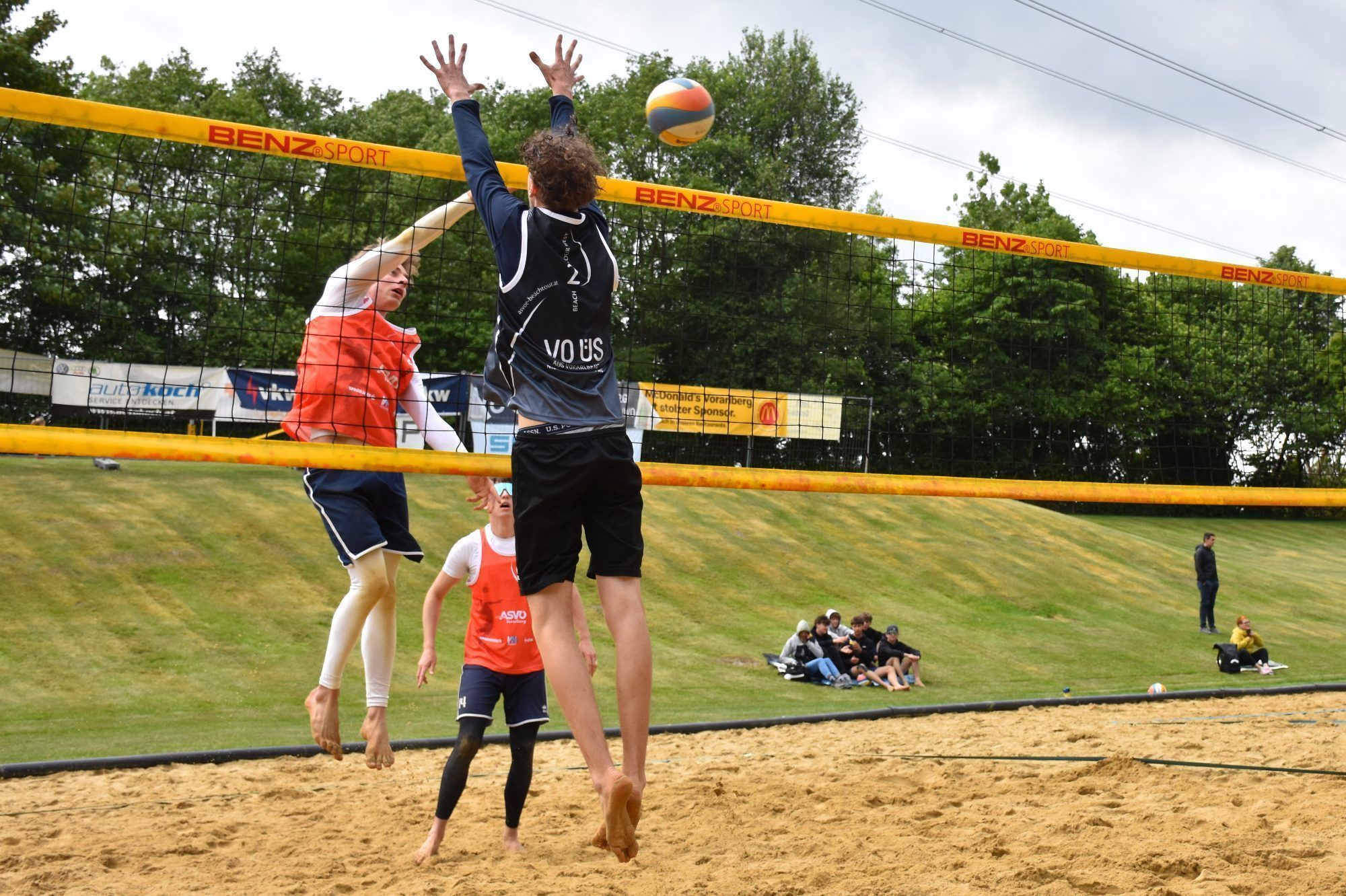 Beachvolleyballer trotzten Wind und Wetter