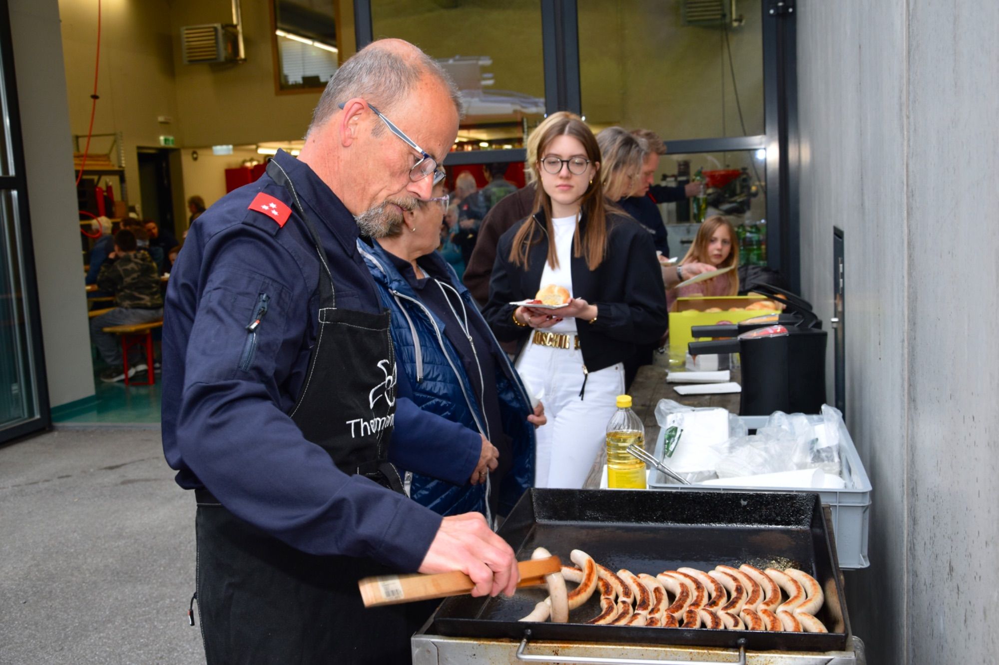 Fritz Fuchsberger half bei der Verpflegung der Besucher mit.