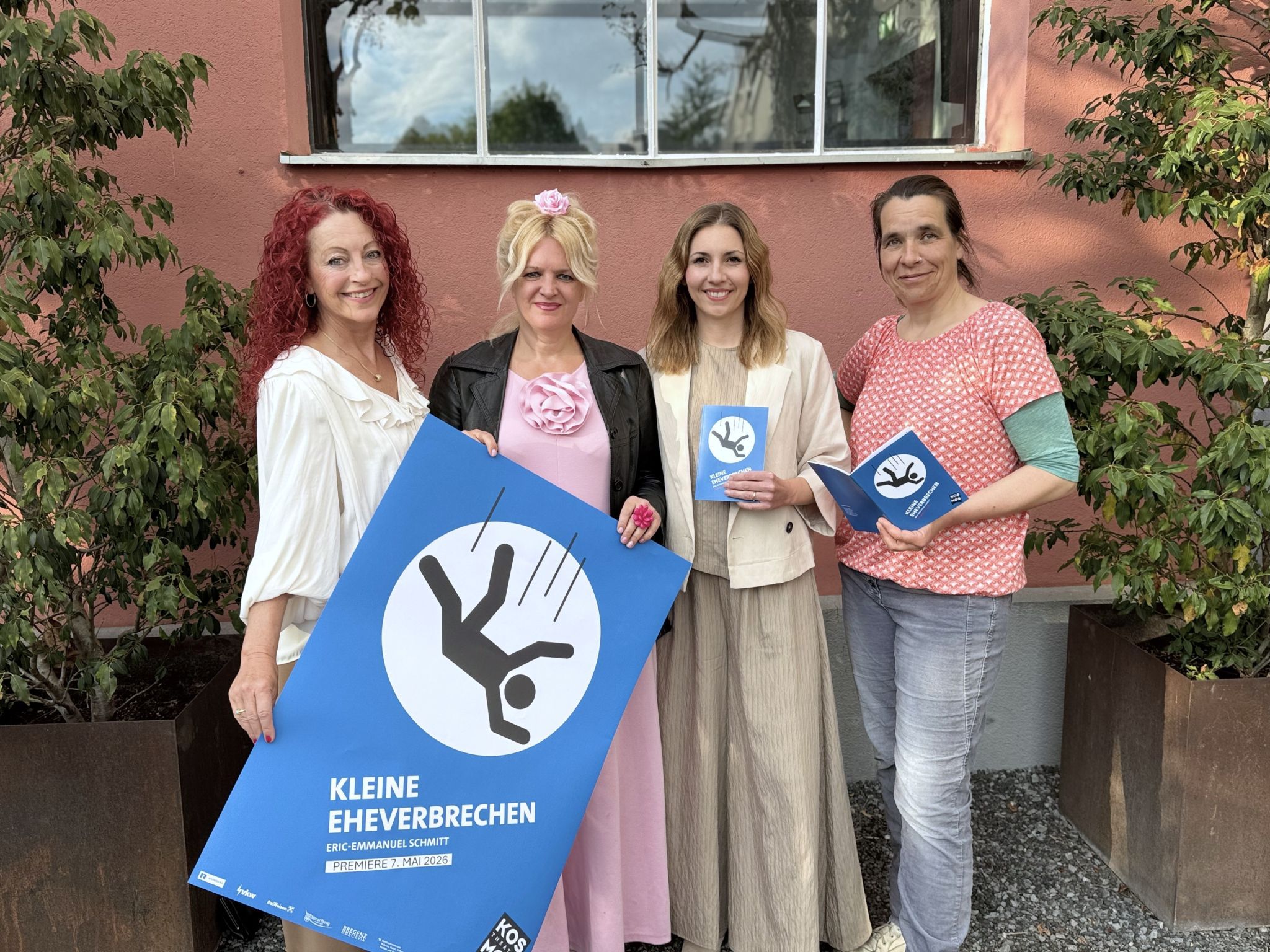 Regisseurin Michaela Vogel (2.v.re.) mit Garderobiere Susanne Kessler, Kostümbildnerin Nicole Wehinger und Bühnenbildnerin Mandy Hanke bei der Premiere im Theater Kosmos.