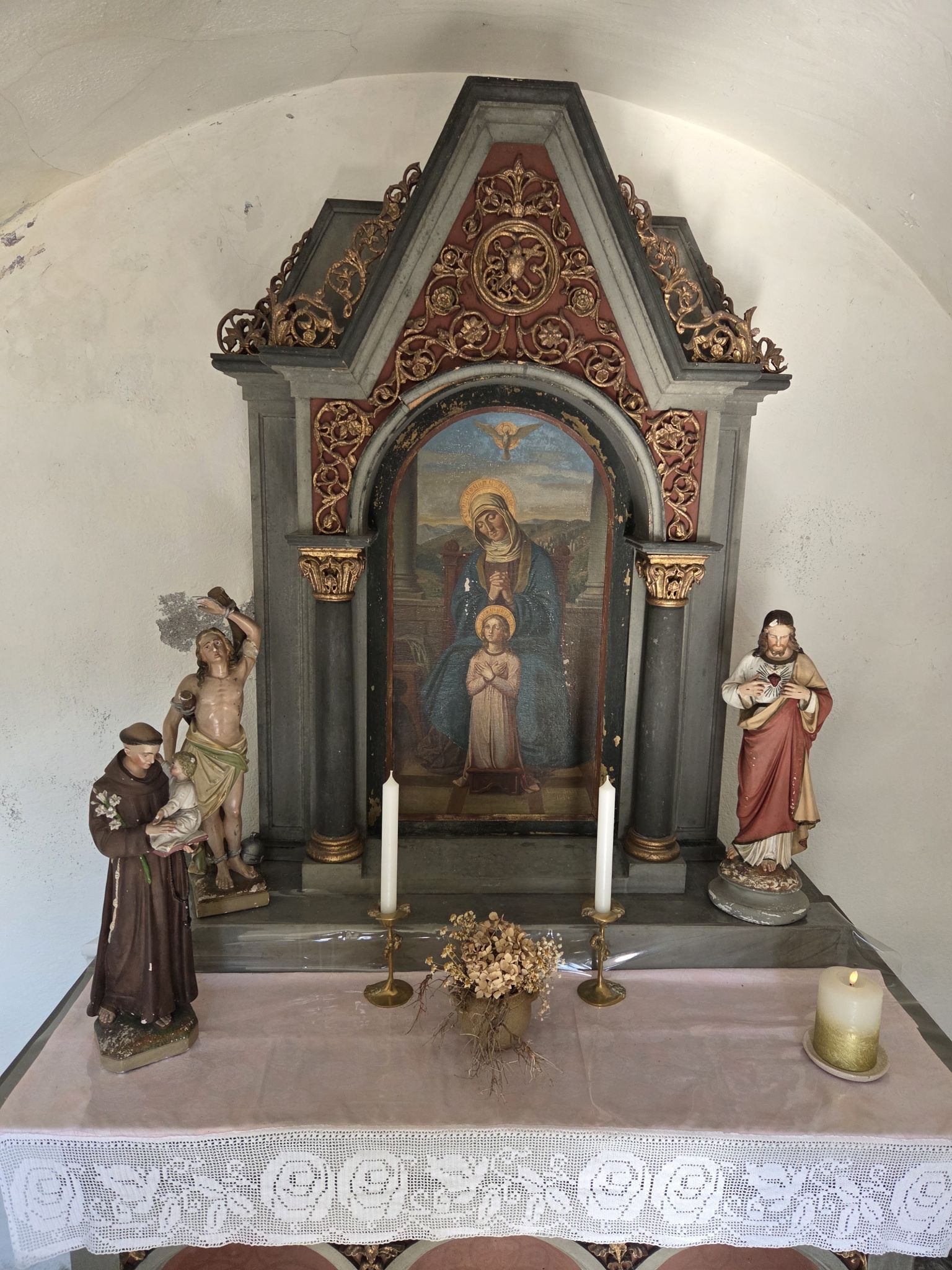 Der schlichte Altar mit Bild von Anna und Maria dürfte aus dem späten 19. Jahrhundert stammen (Foto OS)