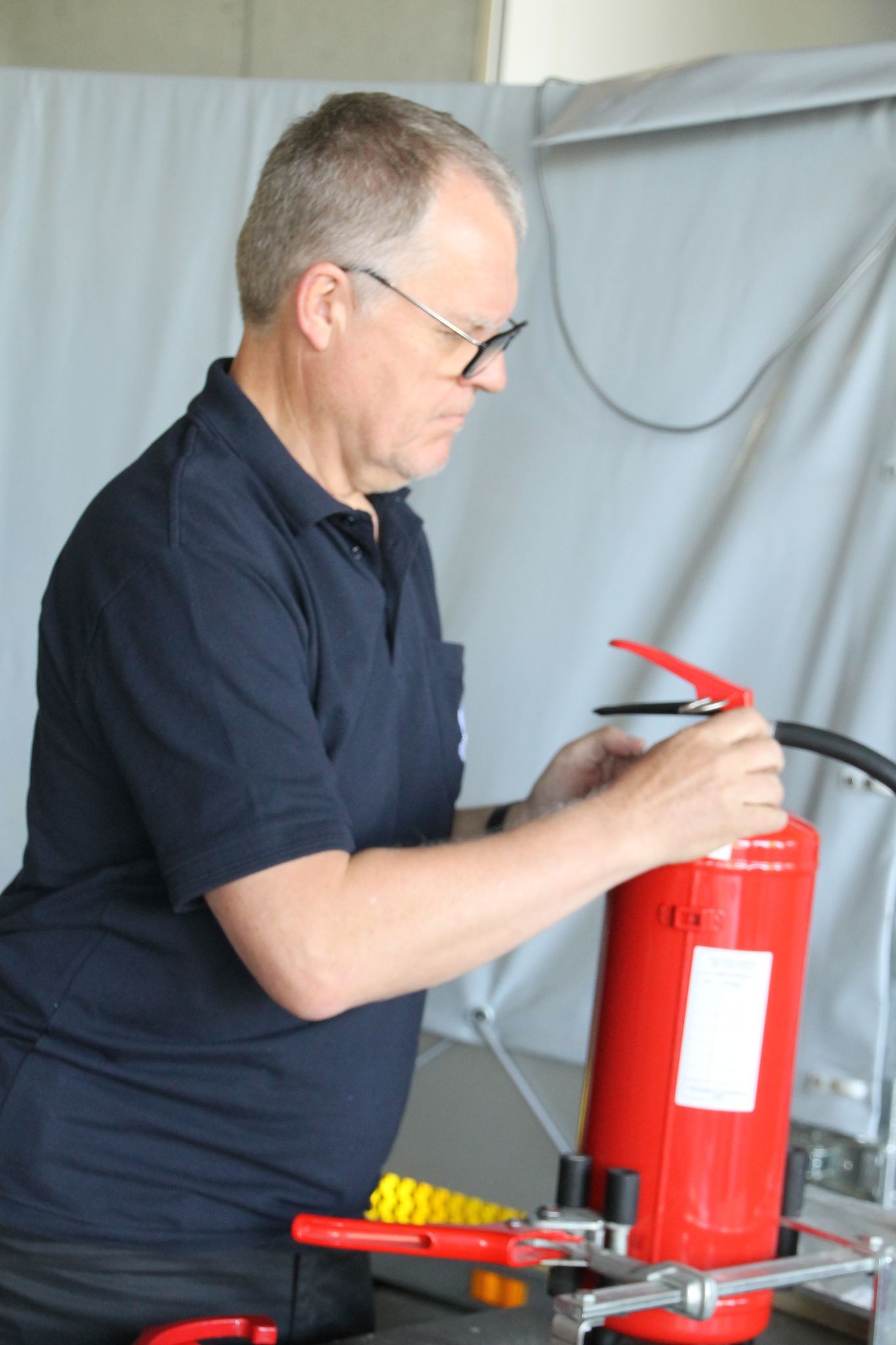 Aktionismus bei Feuerlöscherüberprüfung in Buch (02.05.2026) (Bildergalerie)