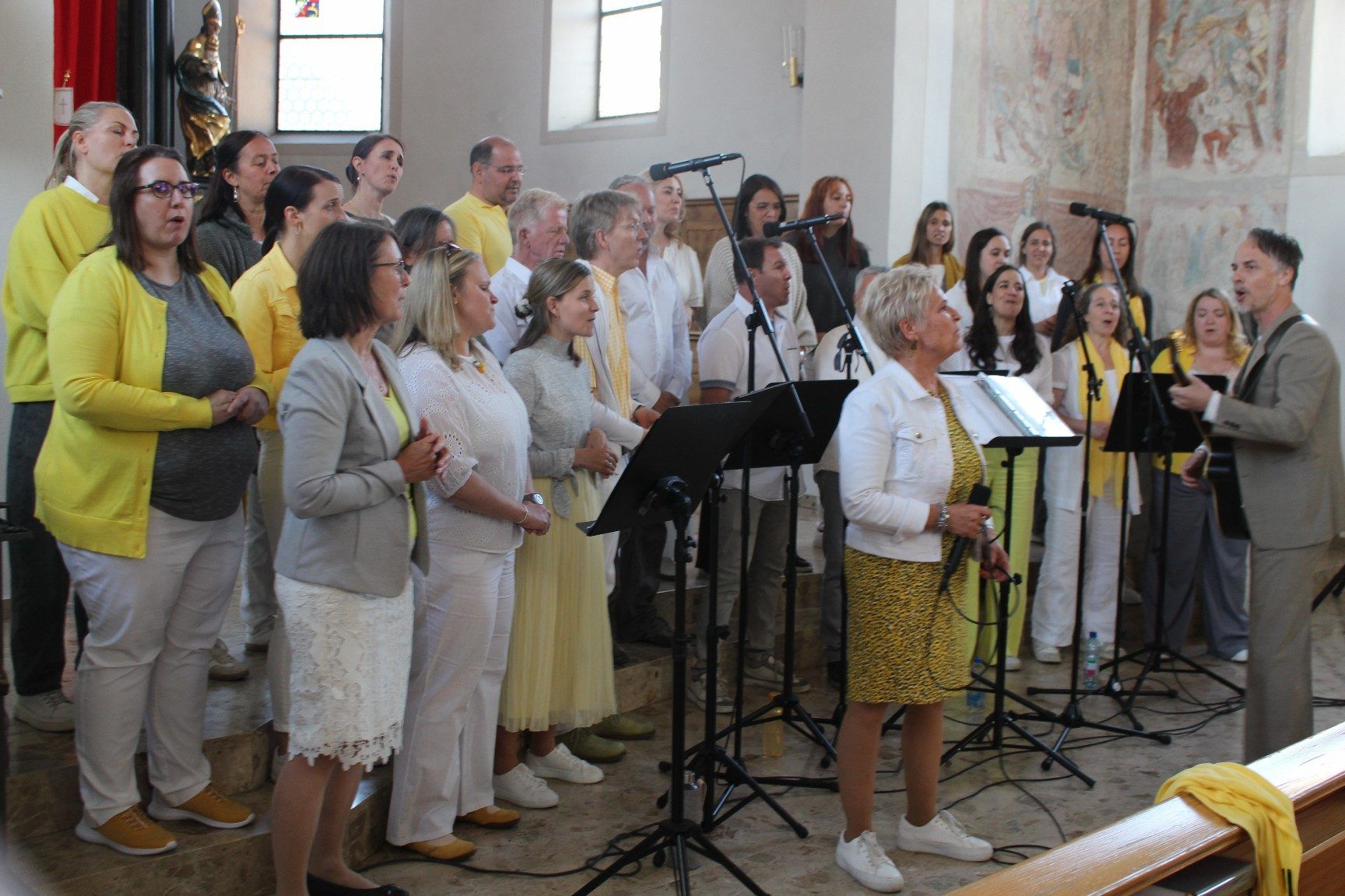 Chorleiter Michael Perčinlić startete mit seinem Gospelchor SingRing – 20 Sängerinnen und sechs Sänger – die neue Serie Abendklang in der Hohenweiler Pfarrkirche. PETER STRAUSS