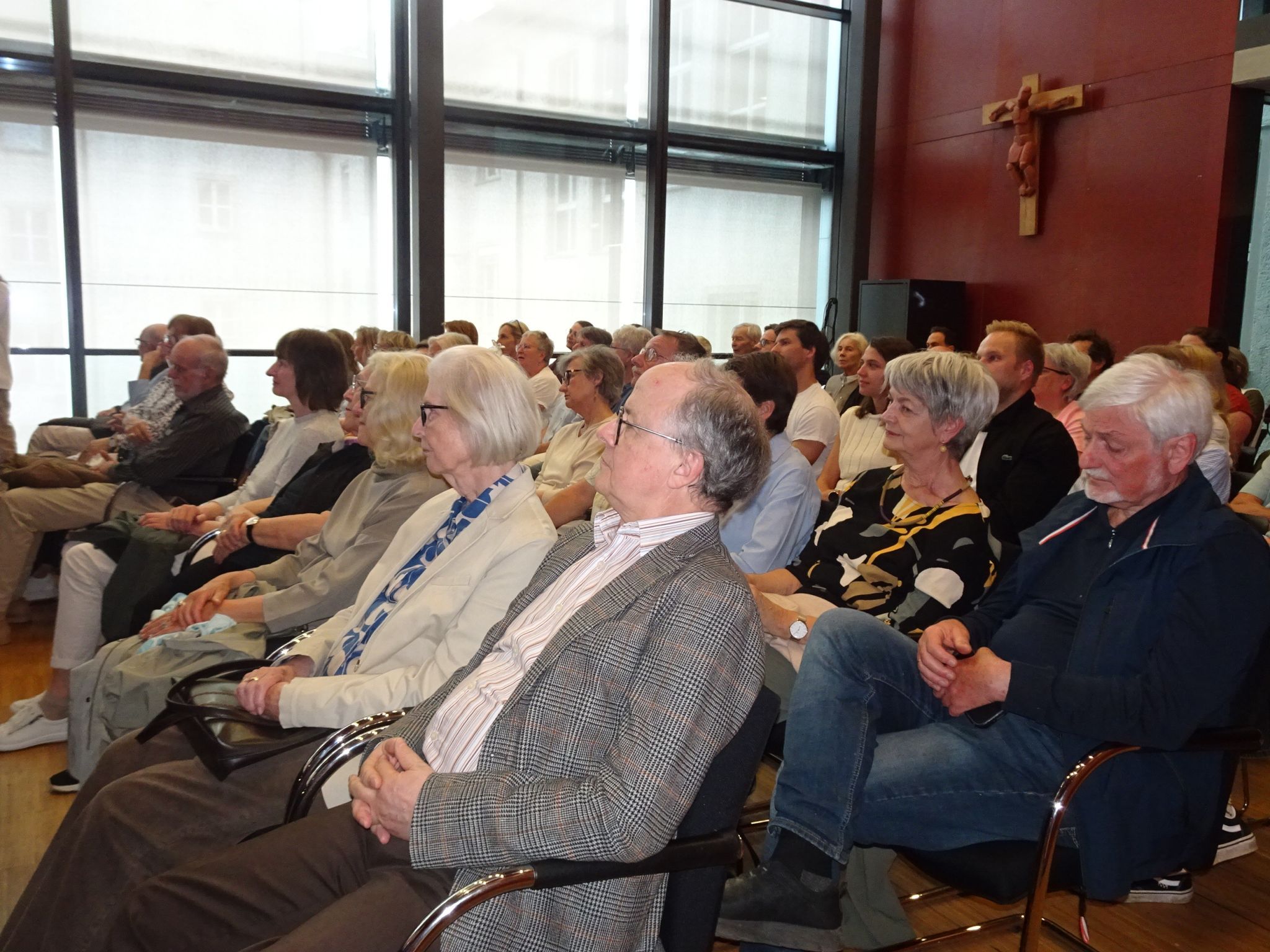 Zahlreiche Interessierte informierten sich im Rathaus über den digitalen Stadtrundgang „Frauenspuren“.