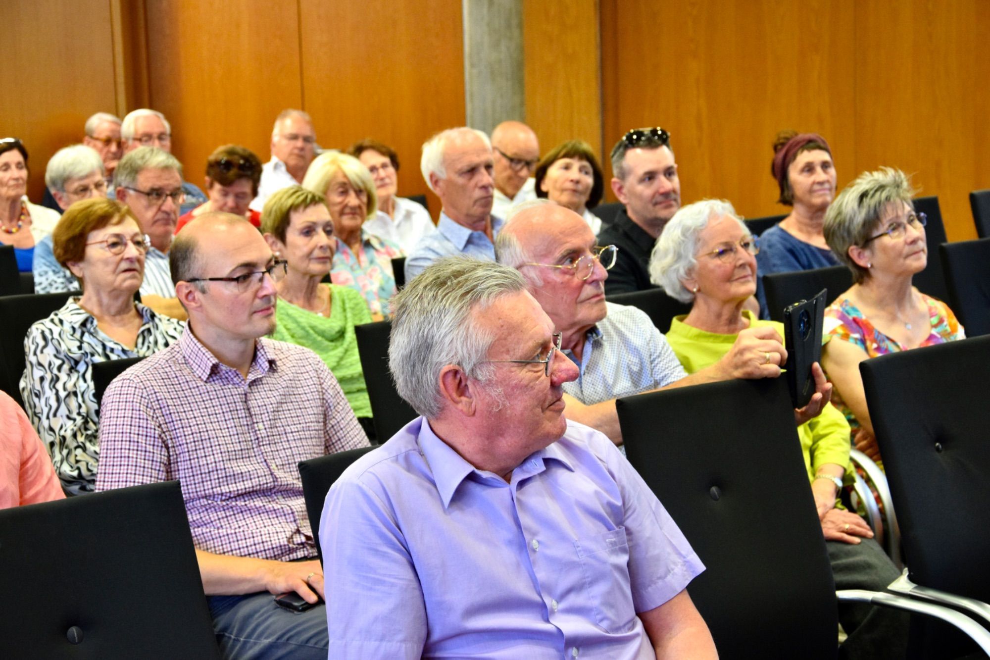Dieter Petras vor dem Publikum im Sitzungssaal des Rathauses in Bludenz