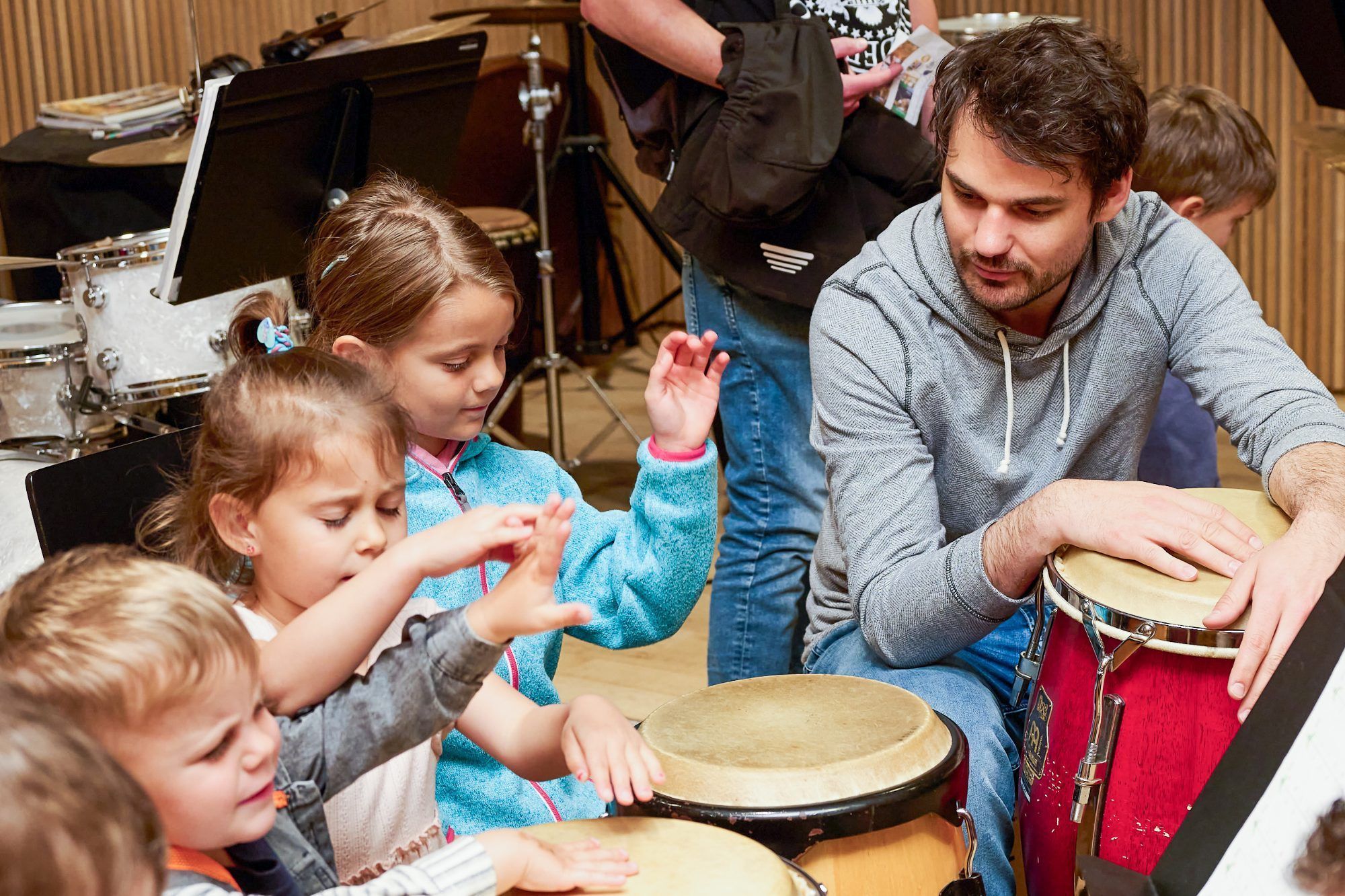 Beim Tag der offenen Tür der Musikschule können Kinder verschiedene Instrumente ausprobieren.