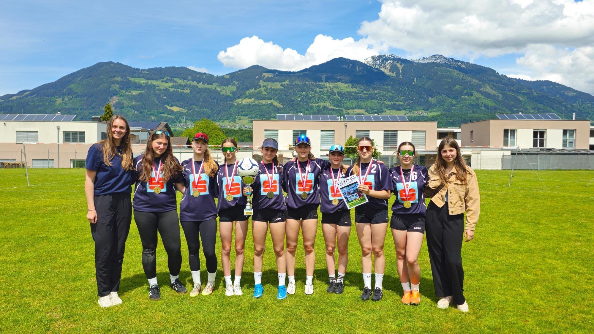Sieger SMS Nüziders Mädchen mit Barbara Bergmüller, Leen Hashoum, Sanya Hayward, Nea Grabher, Elea Paterno, Hannah Burtscher, Linda Bitsche, Lara Mathes, Viola Noventa, Irma Mock. Privat