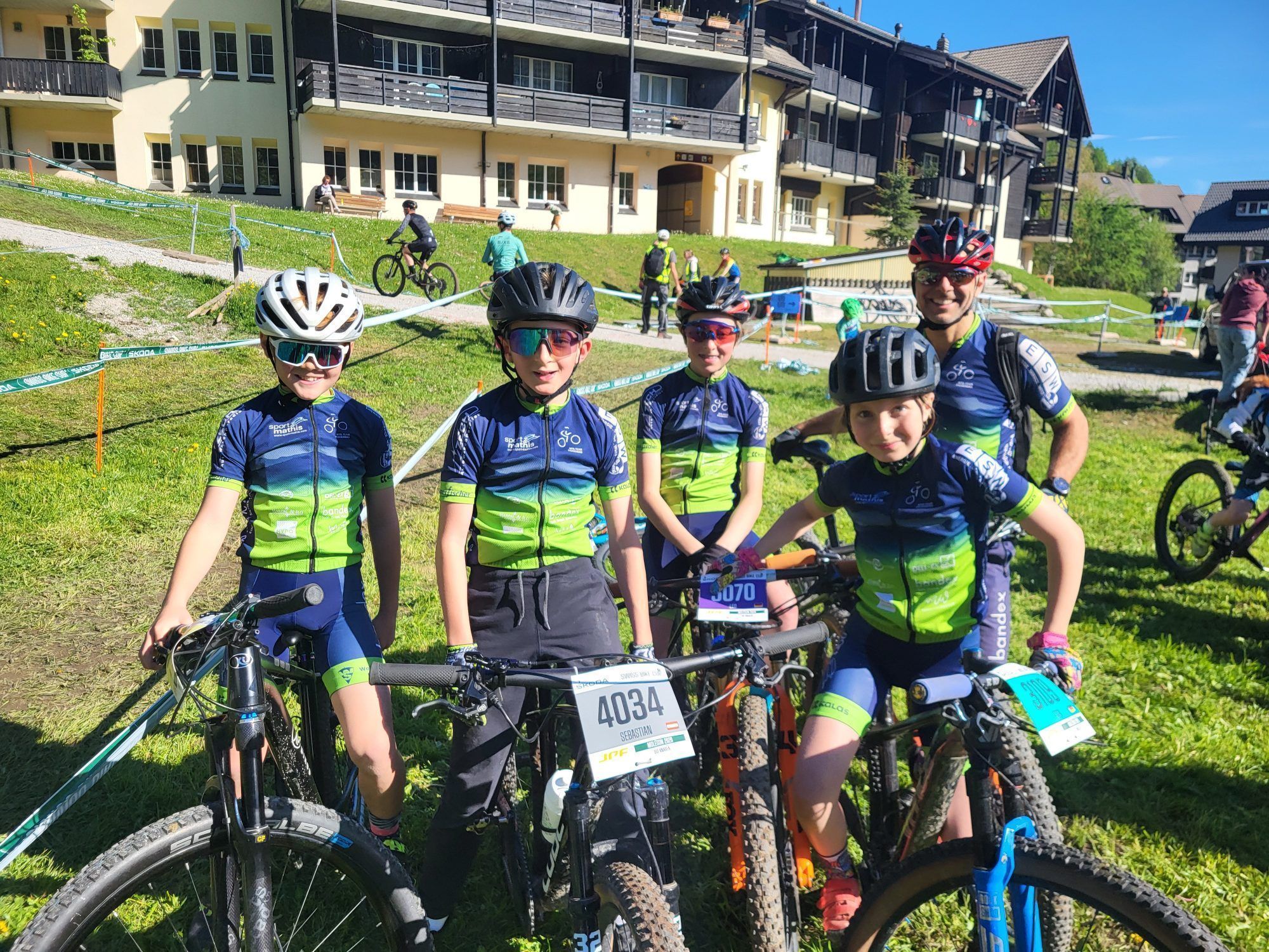 Jonas Geser, Sebastian Rohner, Tara und Leo Burgard mit Mario Berger.