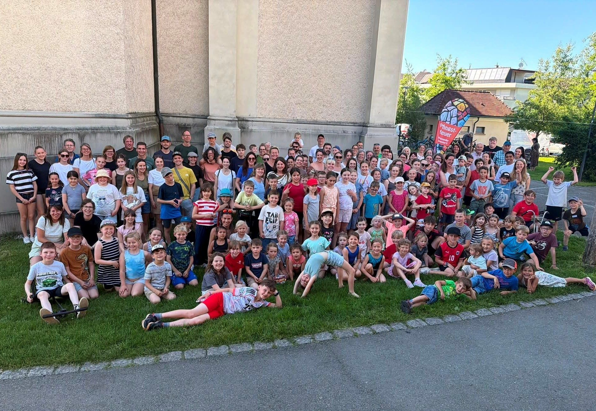 Das Pfingstfeuer im Hatlerdorf brachte Familien, Kinder und Erwachsene zusammen.