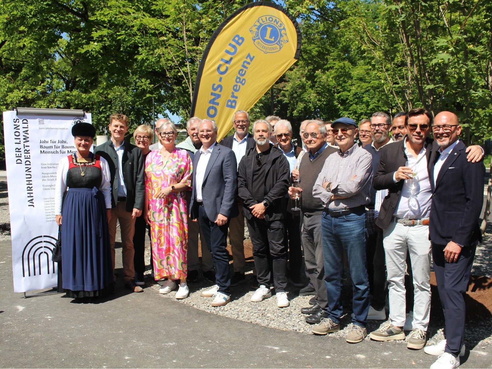 Rund 20.000 Bäume haben die Vorarlberger Lions im Rahmen des von Irmi Sachs initiierten Projekts gepflanzt, die letzten 25 davon symbolträchtig im Bregenzer Festspielbezirk.