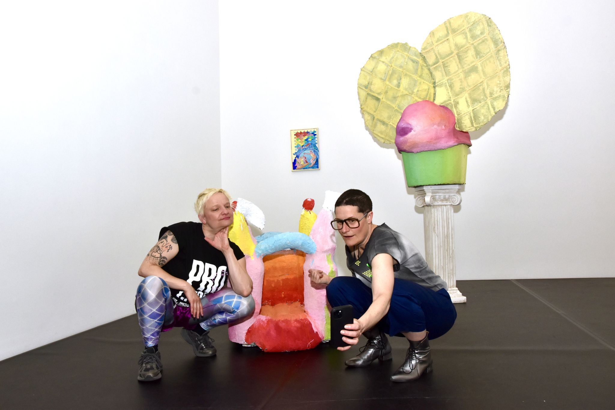 Die Multimediakünstlerin Kristina Schmidt aus Deutschland und Ausstellungskuratorin Christine Lederer im Kunstraum Remise in Bludenz, anlässlich der Ausstellung 