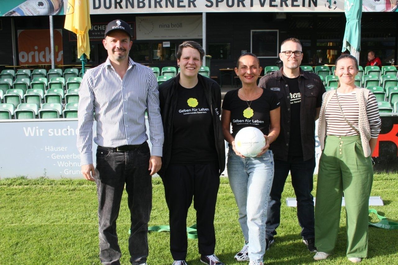 Initiatorin Cemanur Turan (mit Ball), Daniel Lenz, Lisa Marie Berkmann, Rolf Karner und Katharina Herzog bei der Premiere von Rette Leben der Ball liegt bei dir.