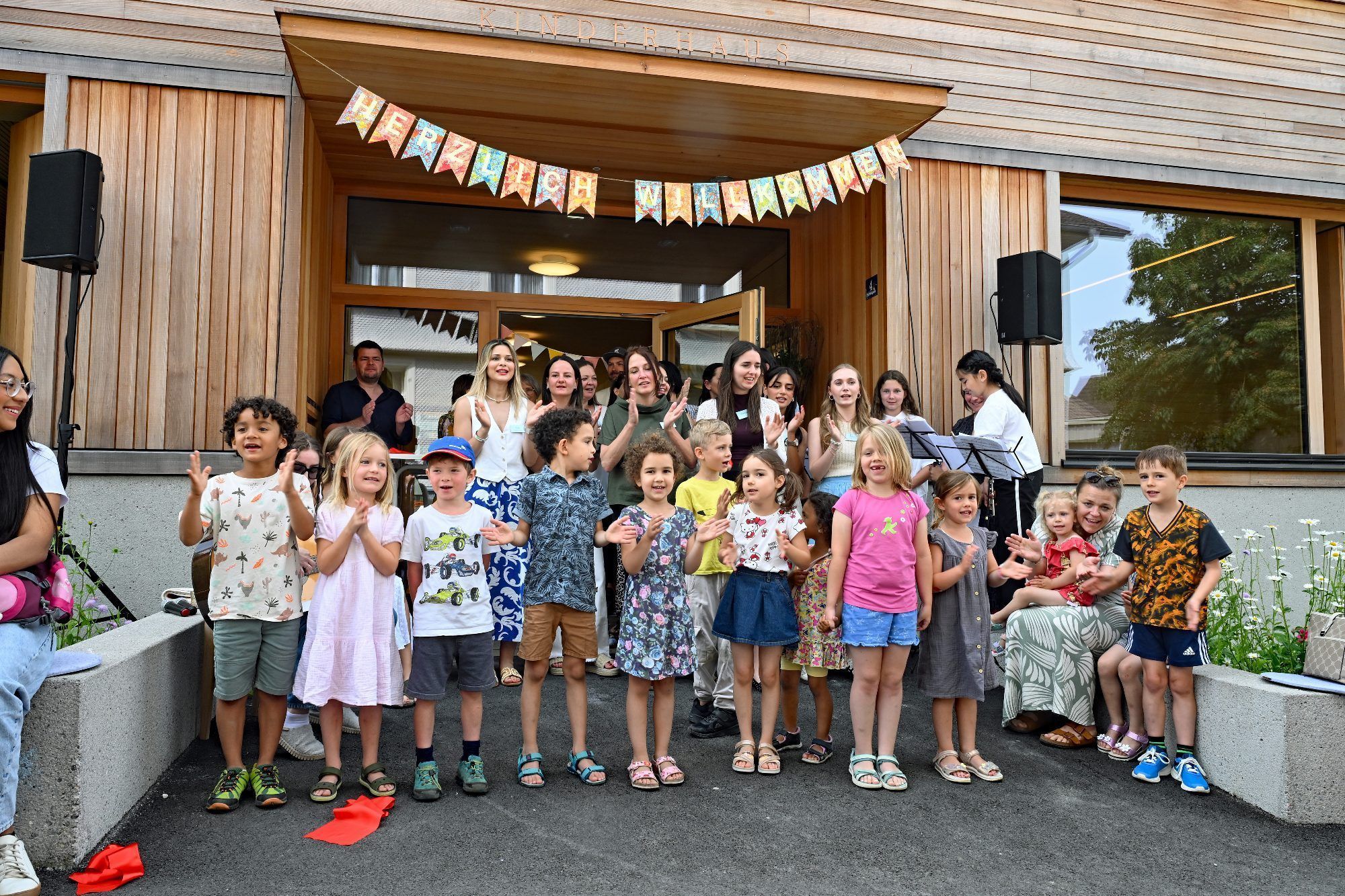 Mit dem fröhlichen Auftritt zeigten die Kinder, wie wohl sie sich schon in ihrem neuen Kinderhaus fühlen.