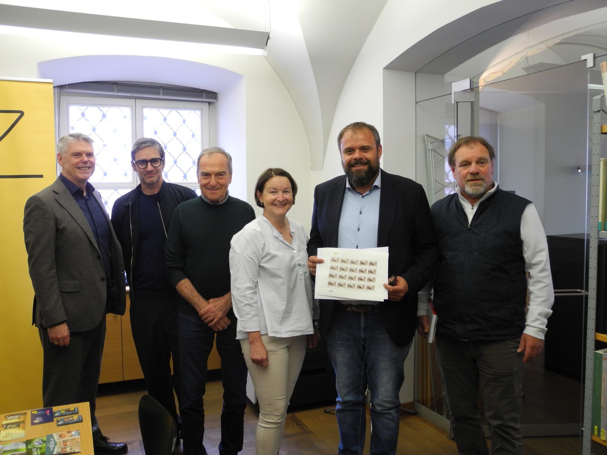 Bürgermeister Markus Fäßler und Stadtrat Valentin Sottopietra (re.) zeigten sich beeindruckt von der detailgetreuen Darstellung, die ein wichtiges Stück Dornbirner Stadtgeschichte abbildet.