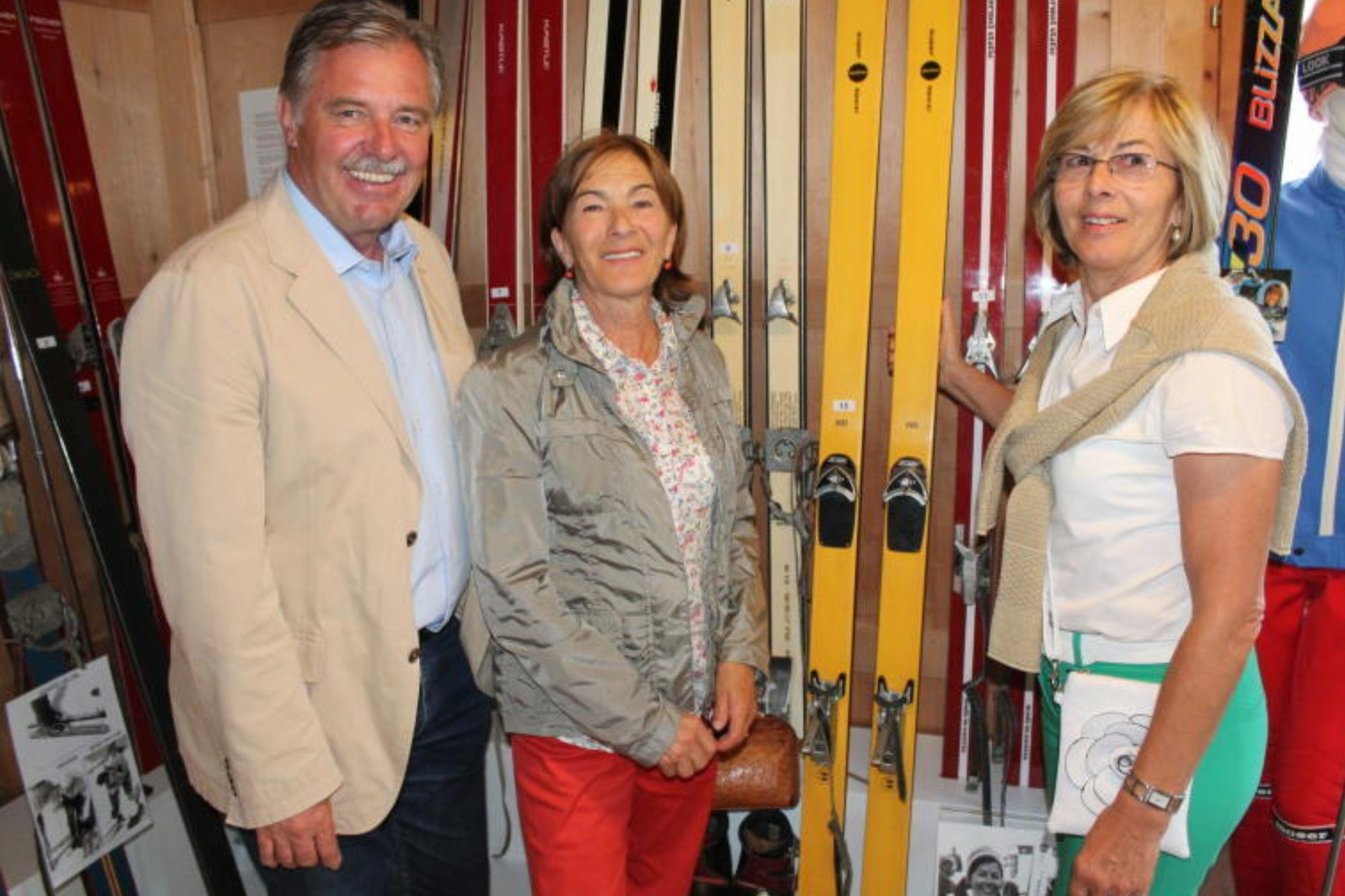 Die „gelben Raketen“ mit denen Heidi Strasser-Zimmermann vor 60 Jahren im fernen Südamerika zu WM-Silber fuhr, werden im FIS-Skimuseum in Damüls präsentiert.