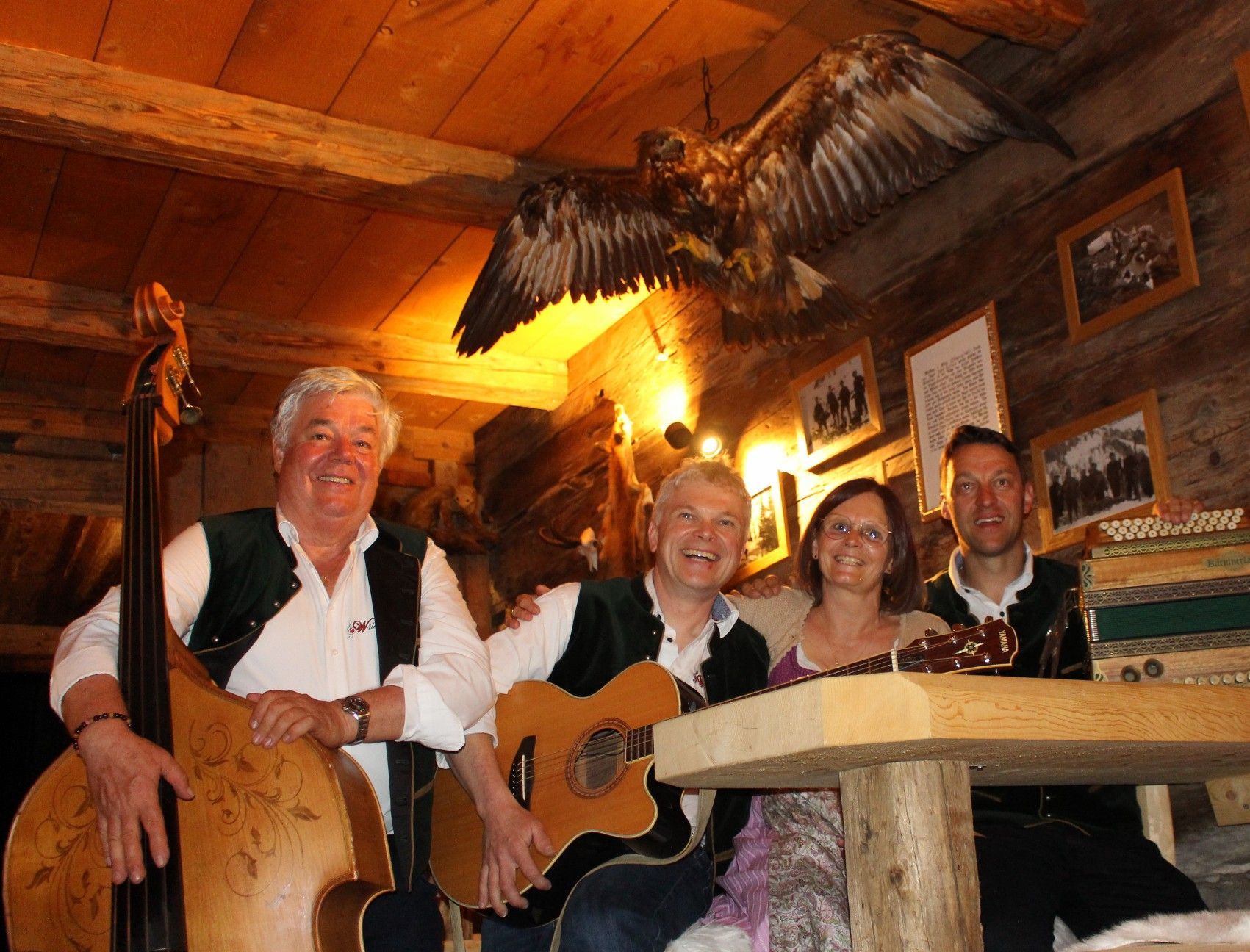 Wälder Klang – Arnold Bechter, Norbert Moosbrugger und Peter Willi, auf dem Bild mit Wirtin Christiane unter dem Adler in Nazes Hus – begleiteten die Schweizer Reisegruppe „Vo Mello bis uf Baumgarten“ . . .