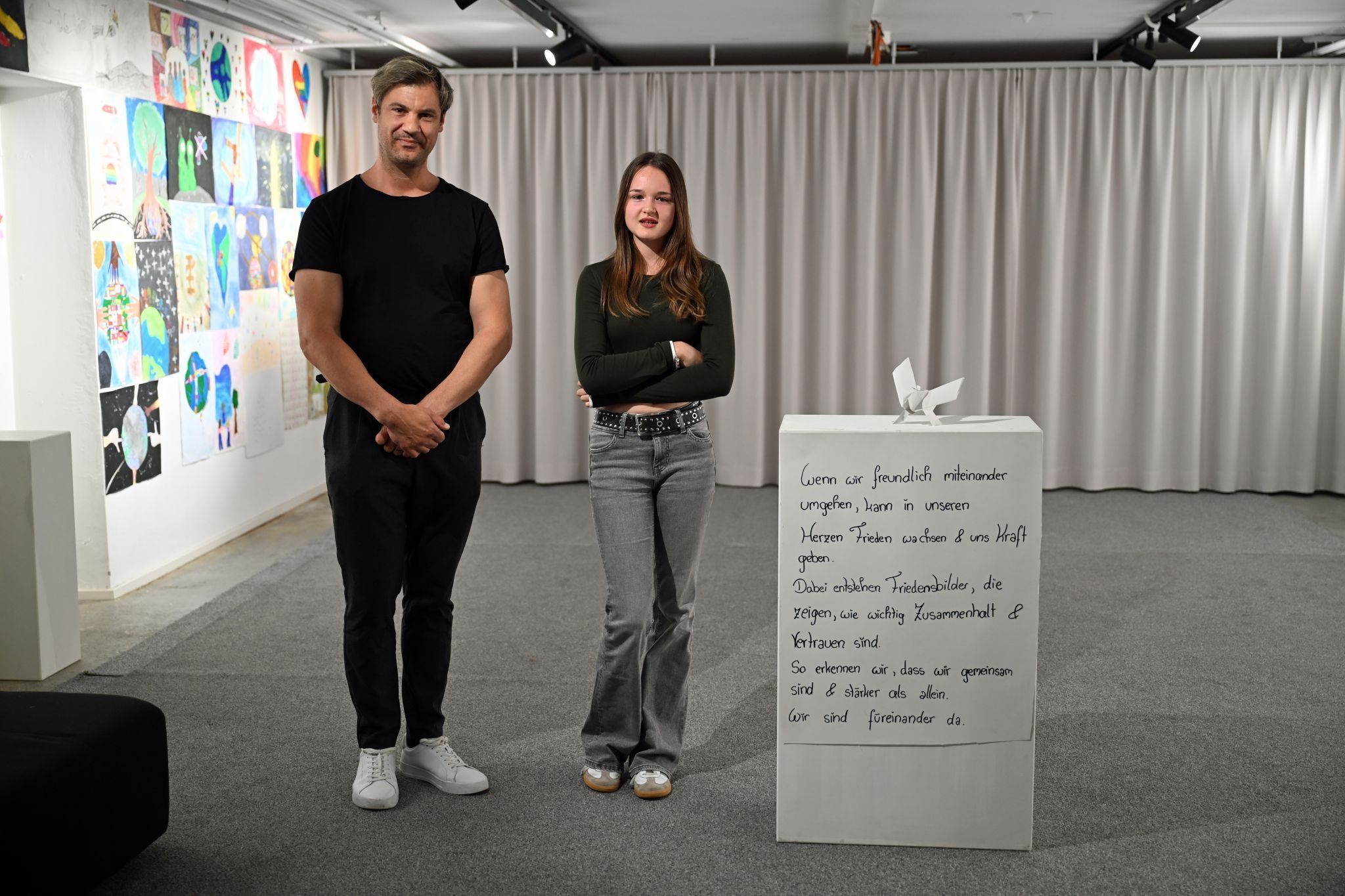 Stefan Gander-Schwarzenauer und Anna-Mae Fussenegger begrüßten die Gäste bei der Vernissage.