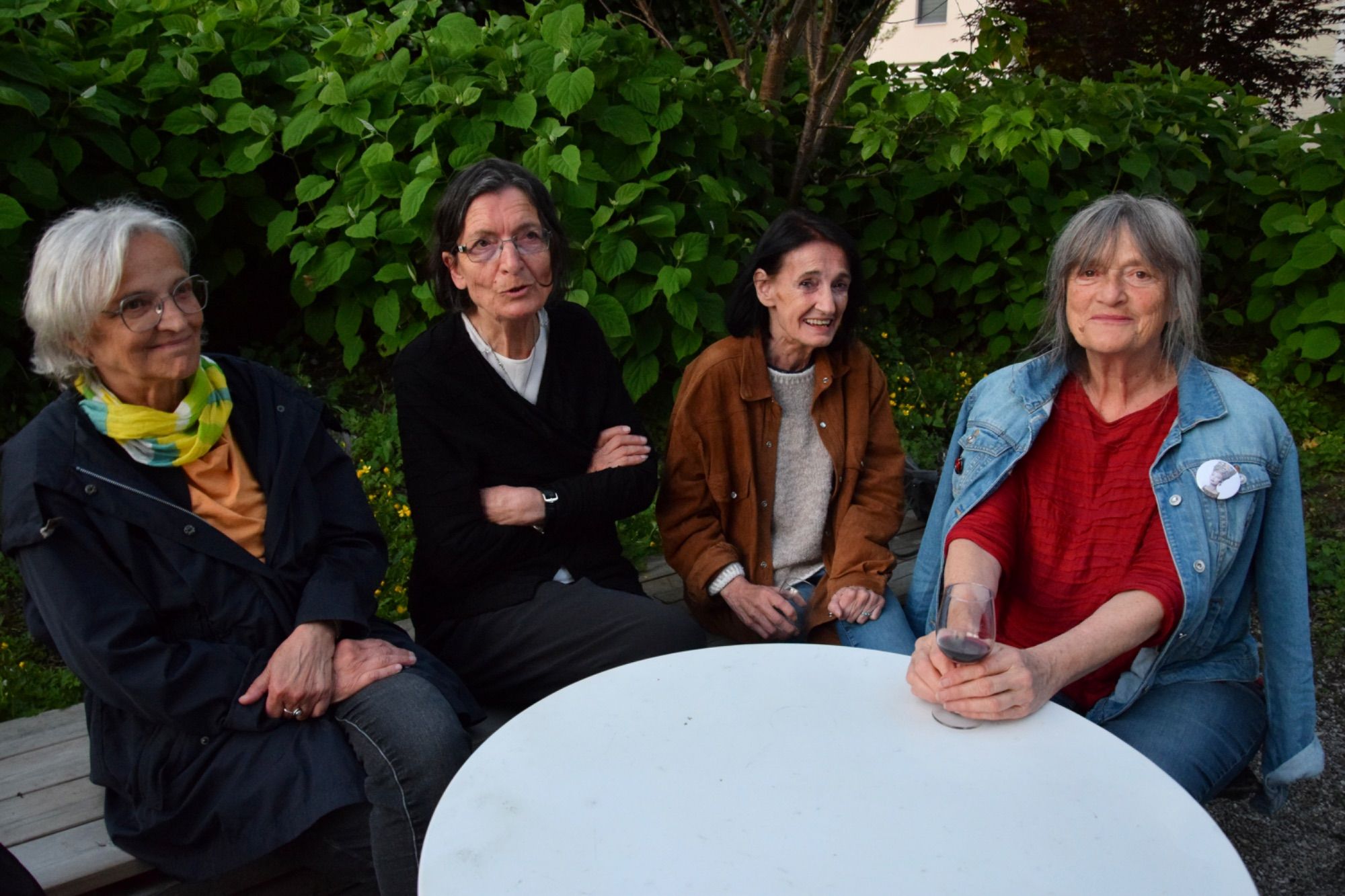 Therese Eisenmann (2. v. l.), die einführende Worte zur Ausstellung gesprochen hat und die ausstellende Künstlerin Eva Hörschläger (2. v. r.) mit Vernissagebesucherinnen im Garten der MAP Kellergalerie