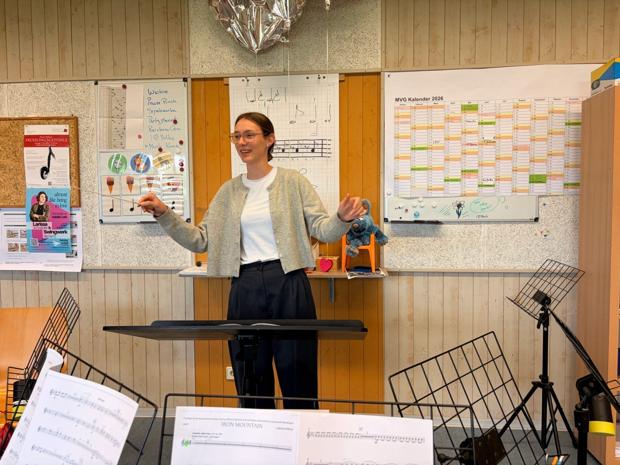 Bei den Jüngsten der Gaißauer Musik steht sie bereits jetzt am Dirigentenpult und führt die jungen Musiker durch die Stücke.