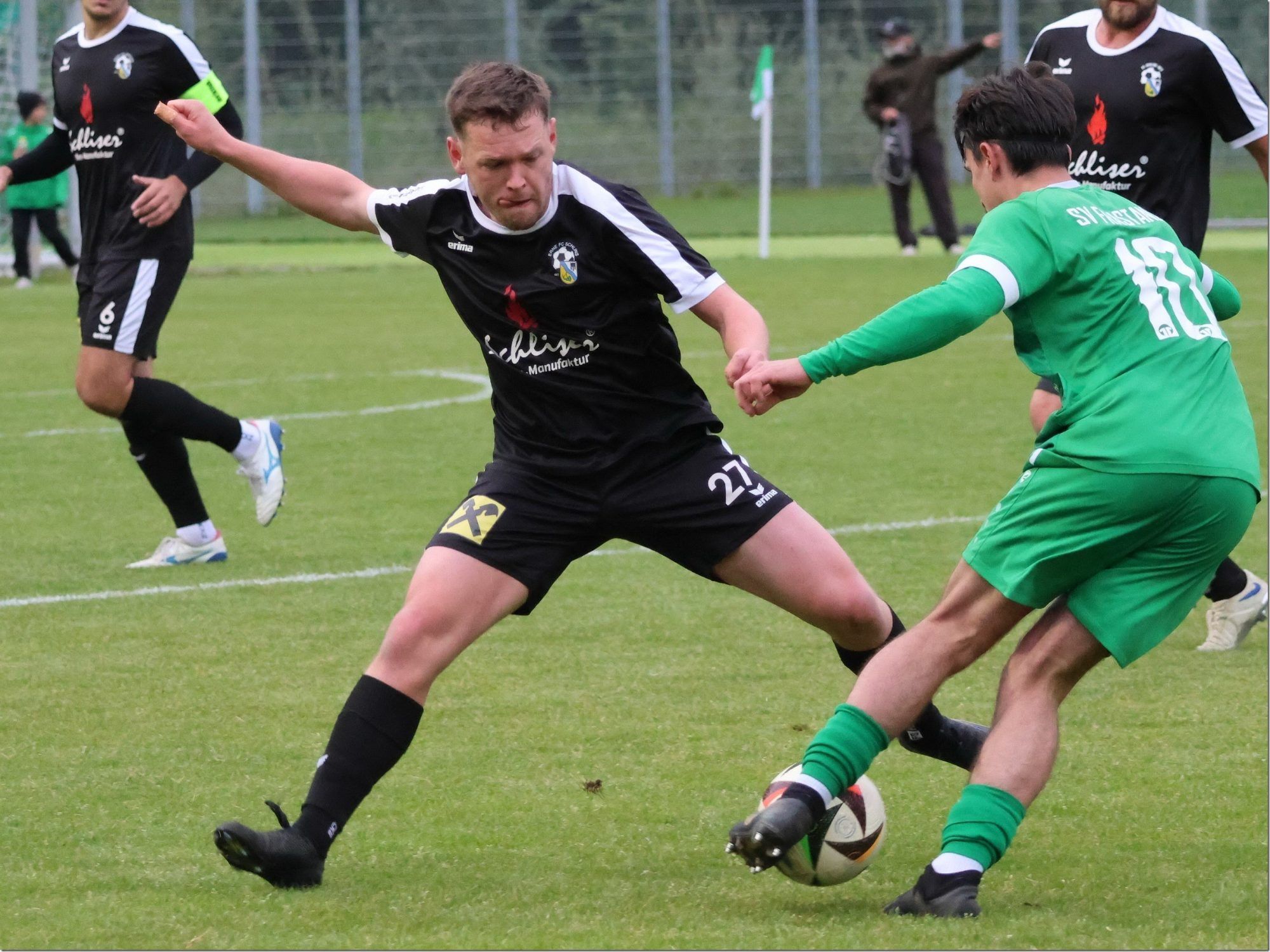 Im Zweikampf: Valentin Erne (l.) gegen David Stigger.