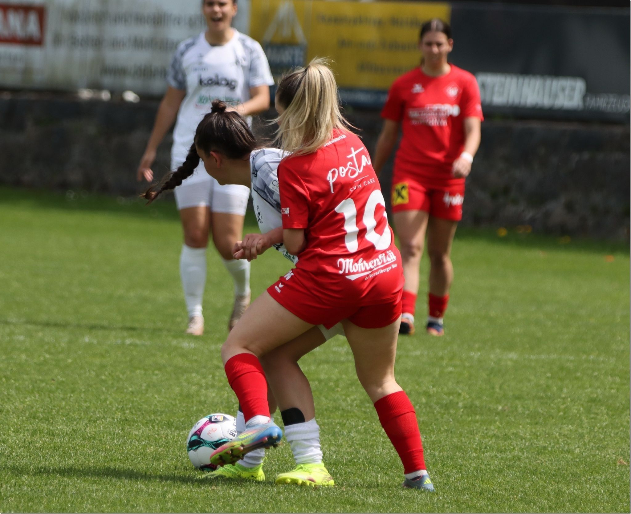 Altach Leihgabe Sarah Schneider im Zweikampf mit einer Kärntnerin. 