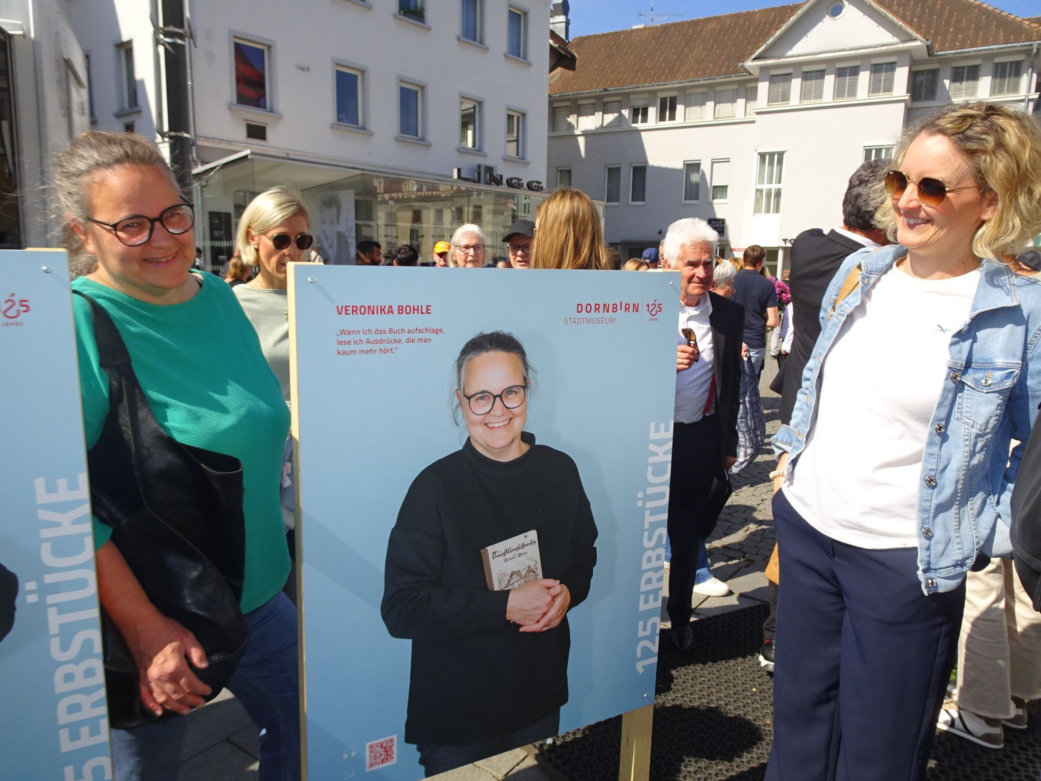 Veronika Bohle entdeckte sich beim Rundgang und zeigte sich stolz, dass sie ein Teil der besonderen Aktion sein darf.