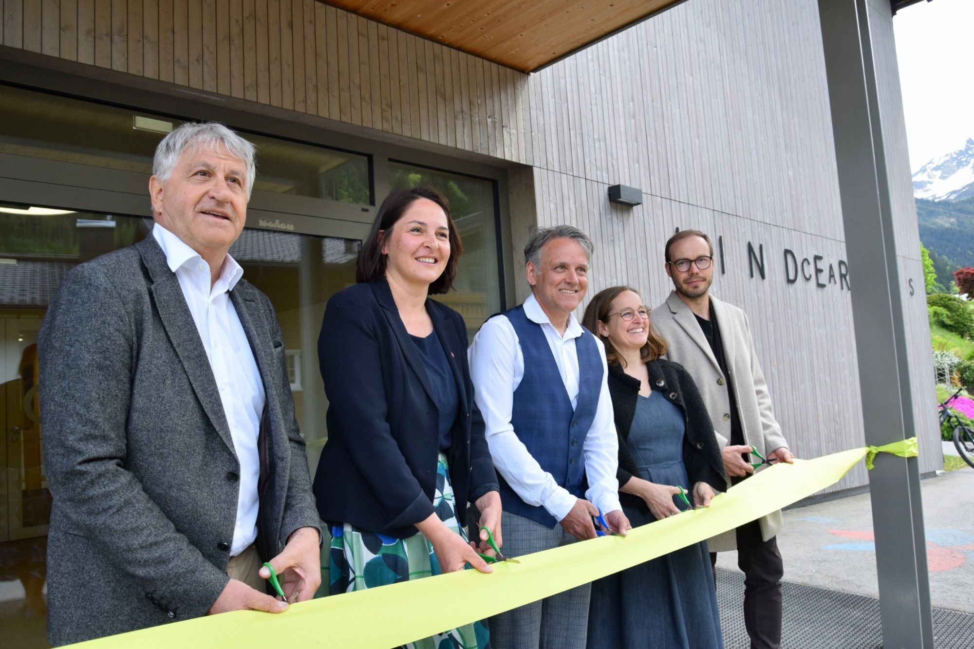Architekt Christian Vonier (Vonier Architekten), Landtagsvizepräsidentin Monika Vonier, Bürgermeister Thomas Zudrell (Silbertal), Volksschuldirektorin Verena Fitsch und Architekt Thomas Hennerbichler (Vonier Architekten)