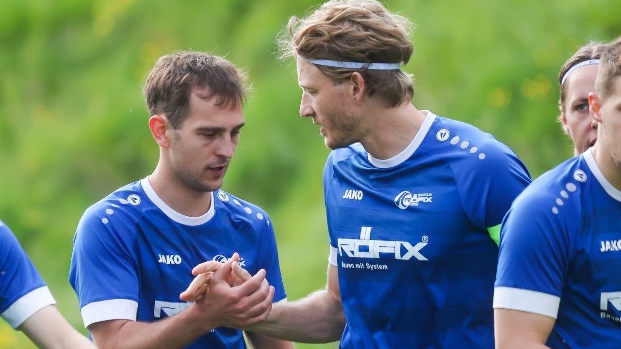 Röthner Tobias Hartmann (l.) mit Felix Schöch ebnete mit seinem Doppelpack den klaren Auswärtssieg in Bizau. VN-STEURER