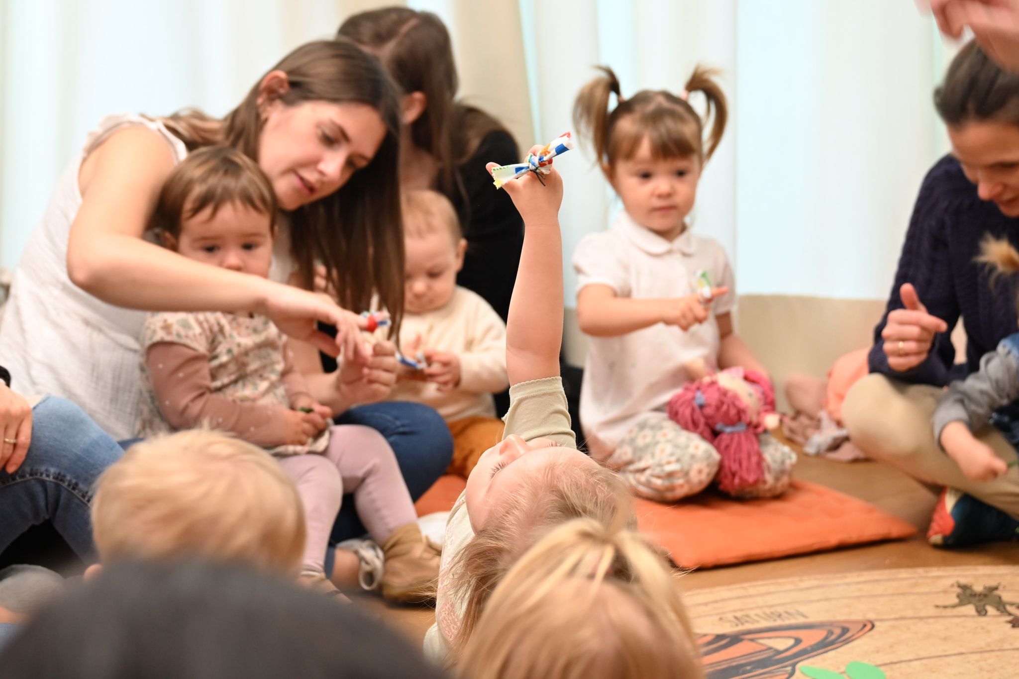 Die kleinen Stoffschmetterlinge sorgten bei den Kindern für große Begeisterung.