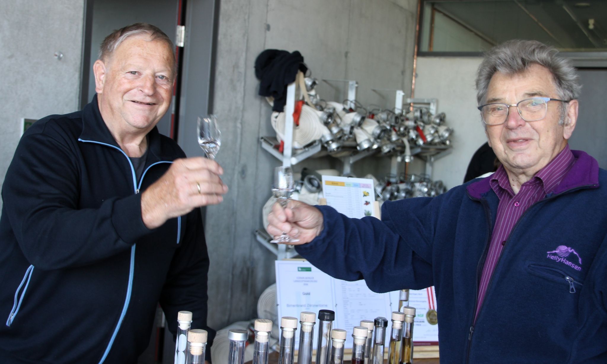 Edle Tropfen: Eugen Flatz (OGV-Ehrenmitglied) mit Altbürgermeister und Ehrenbürger Ewald Hopfner.
