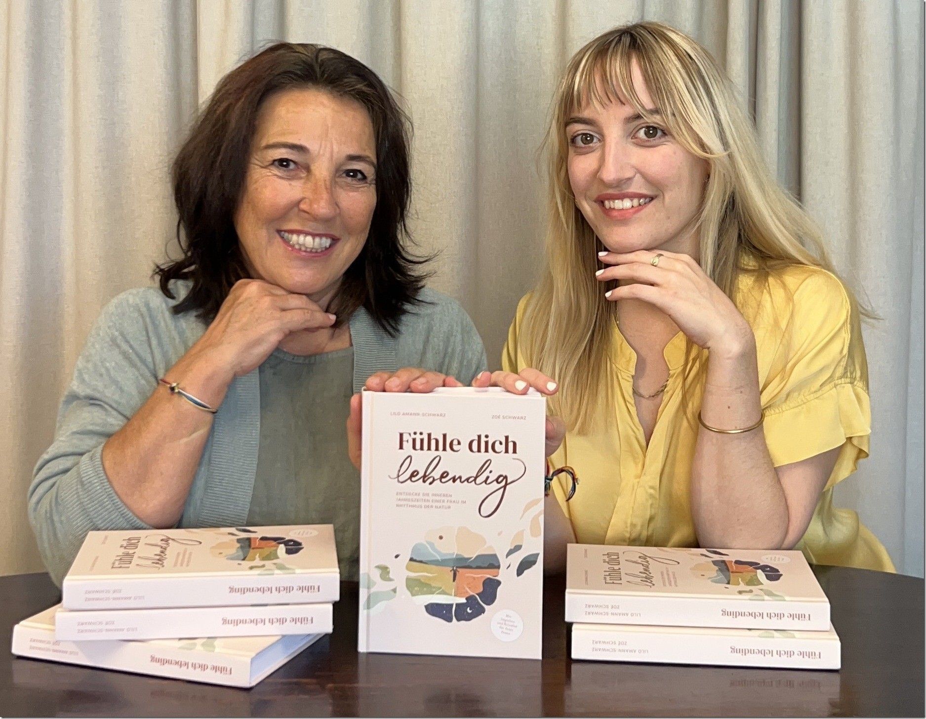 Autorin Lilo Amann-Schwarz mit Tochter Zoe mussten viele Bücher noch signieren.