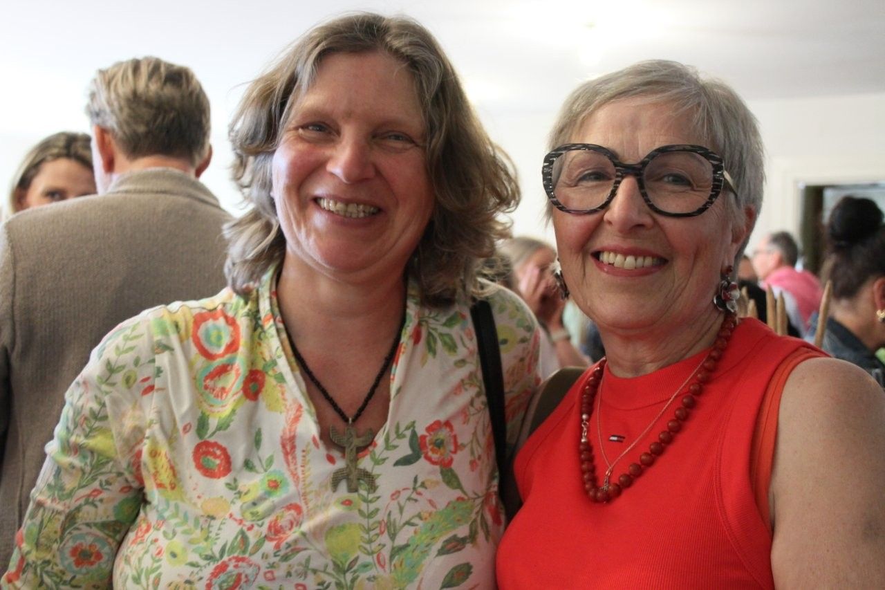 Ulrike und Meike (l.) freuten sich über die Buchpräsentation. 