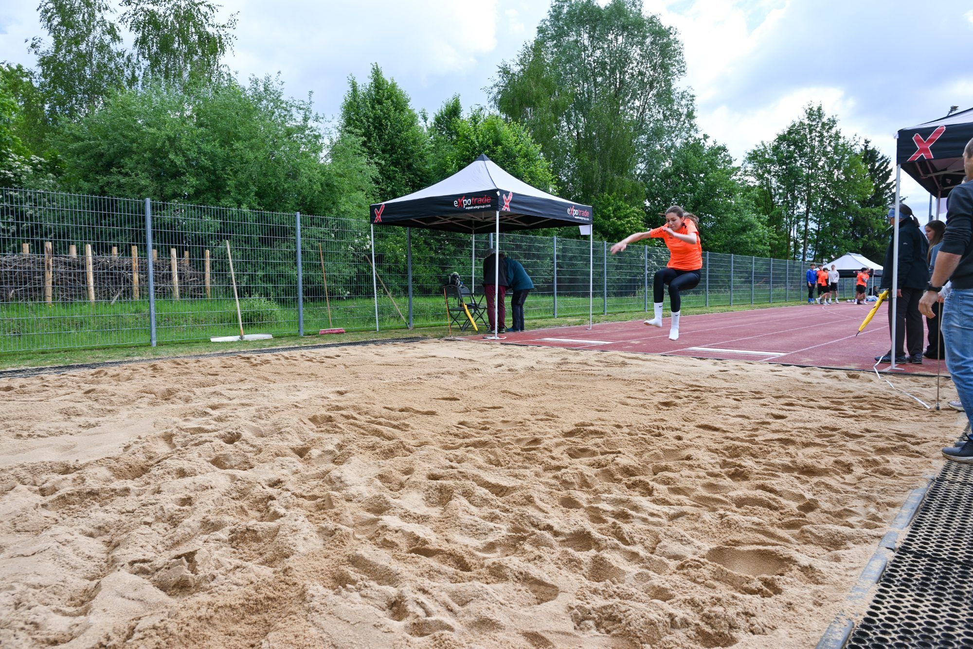 Beim Weitsprung zogen die Schüler der Sportmittelschule Satteins die Schuhe aus.