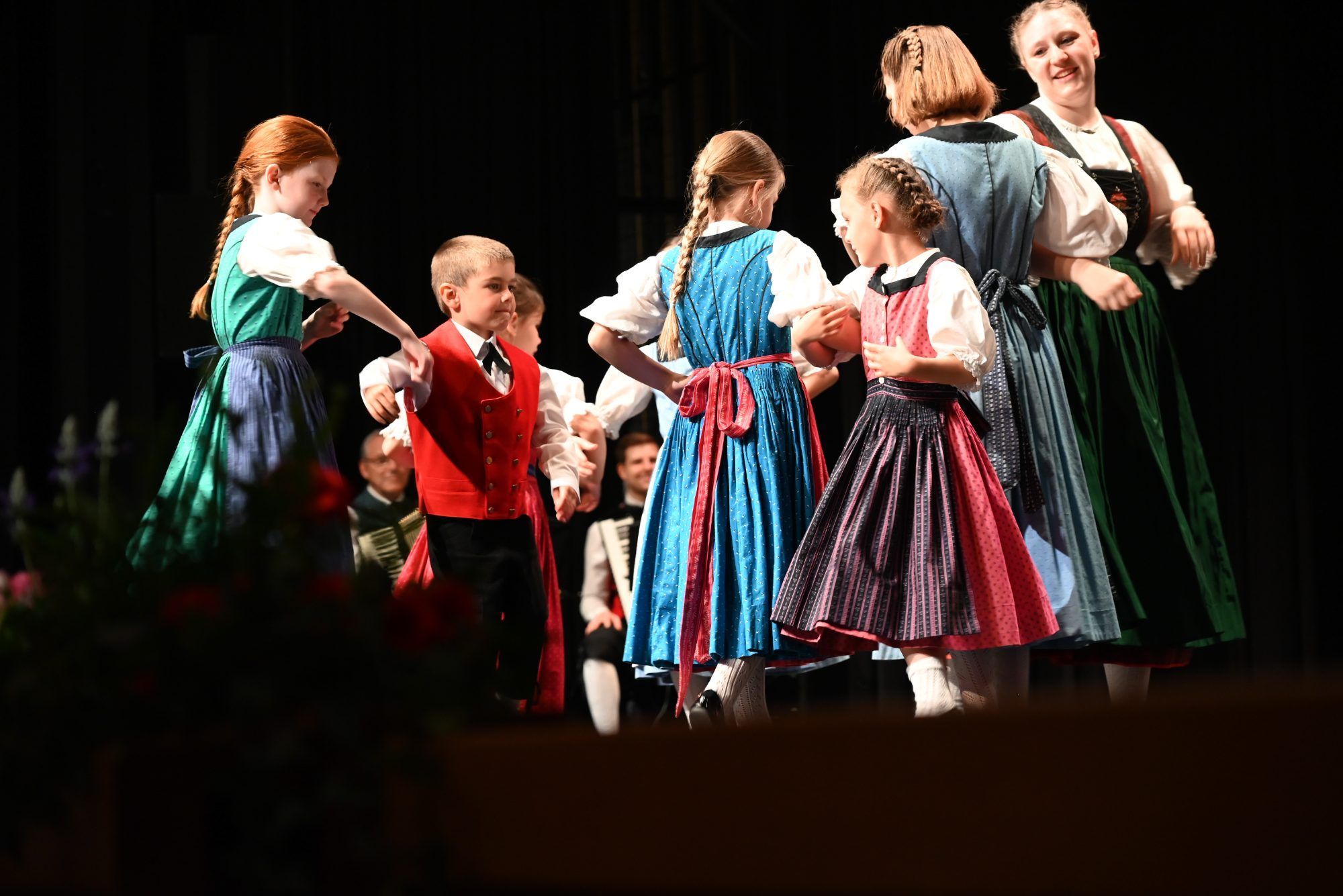 Die Kindertanzgruppe führte stolz ihre Tänze vor.