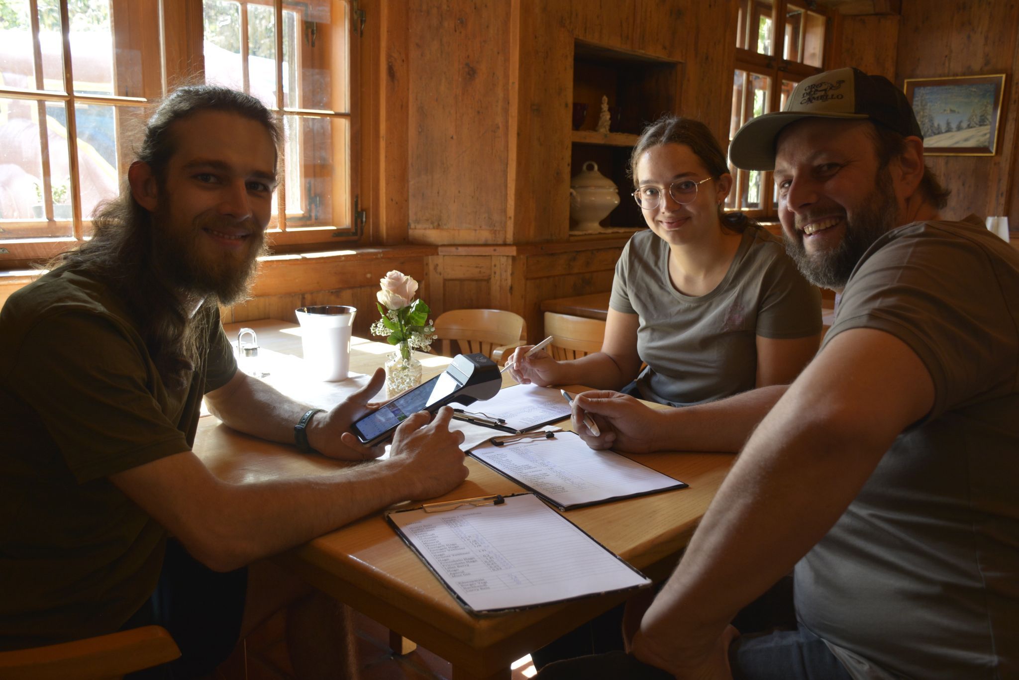 Leon Ess, Tabea Ess und Matthias Lins besprechen die letzten Details