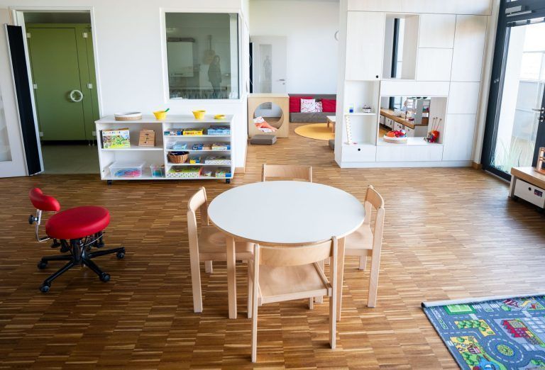 Zu spät von der Kinderbetreuung abgeholt: Darf die Gemeinde Eltern zahlen lassen?