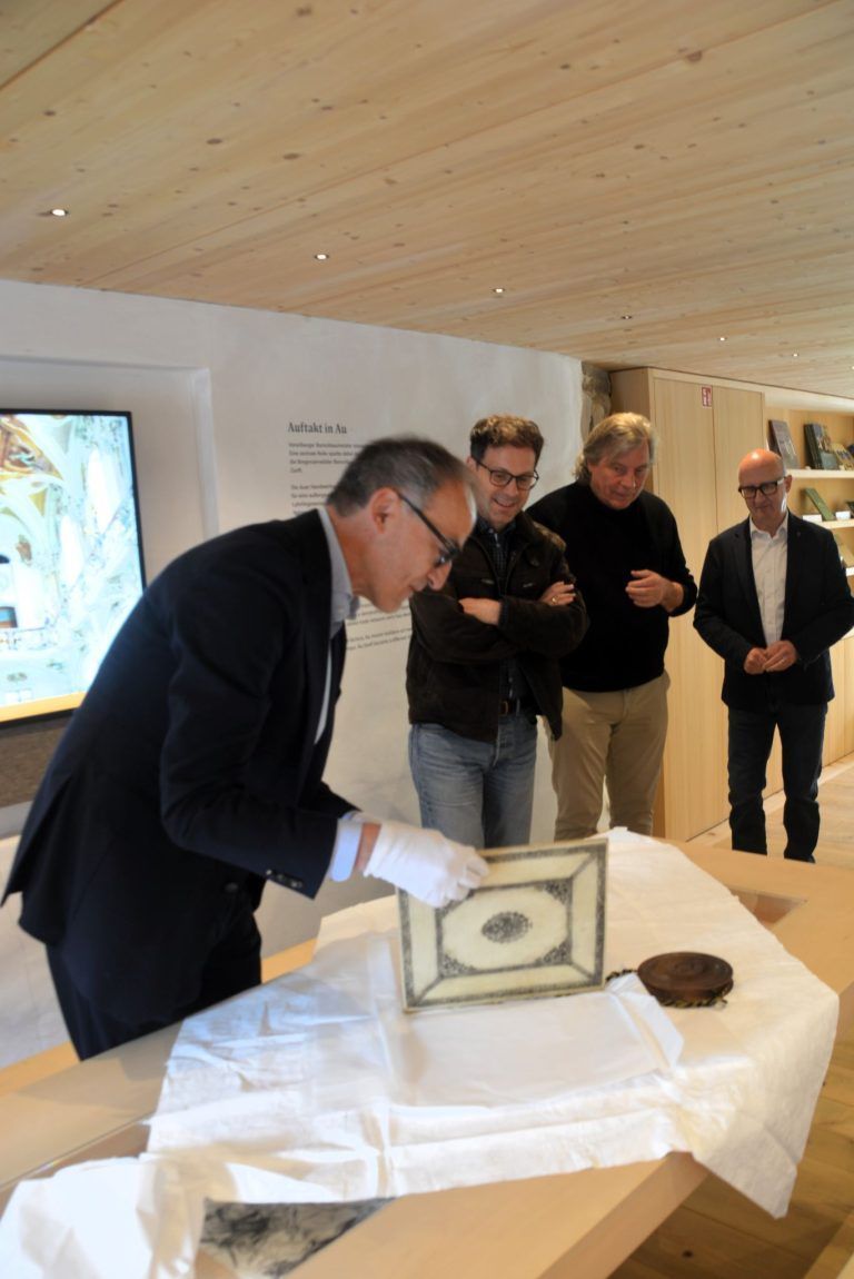 AuspackenAdelsbriefTobiasNatterundMuseumsteam2026.JPG