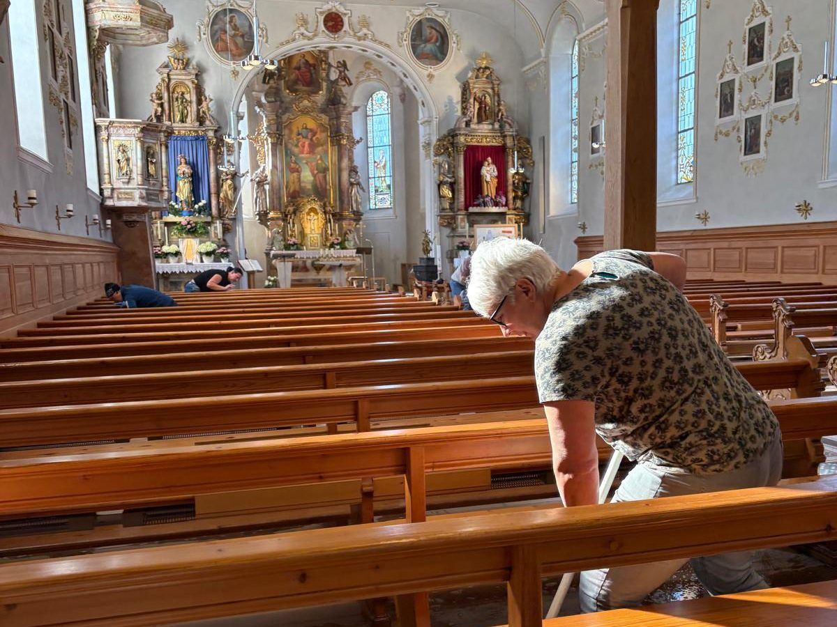 Großer Putztag in Schoppernau: Pfarrkirche wieder auf Vordermann gebracht